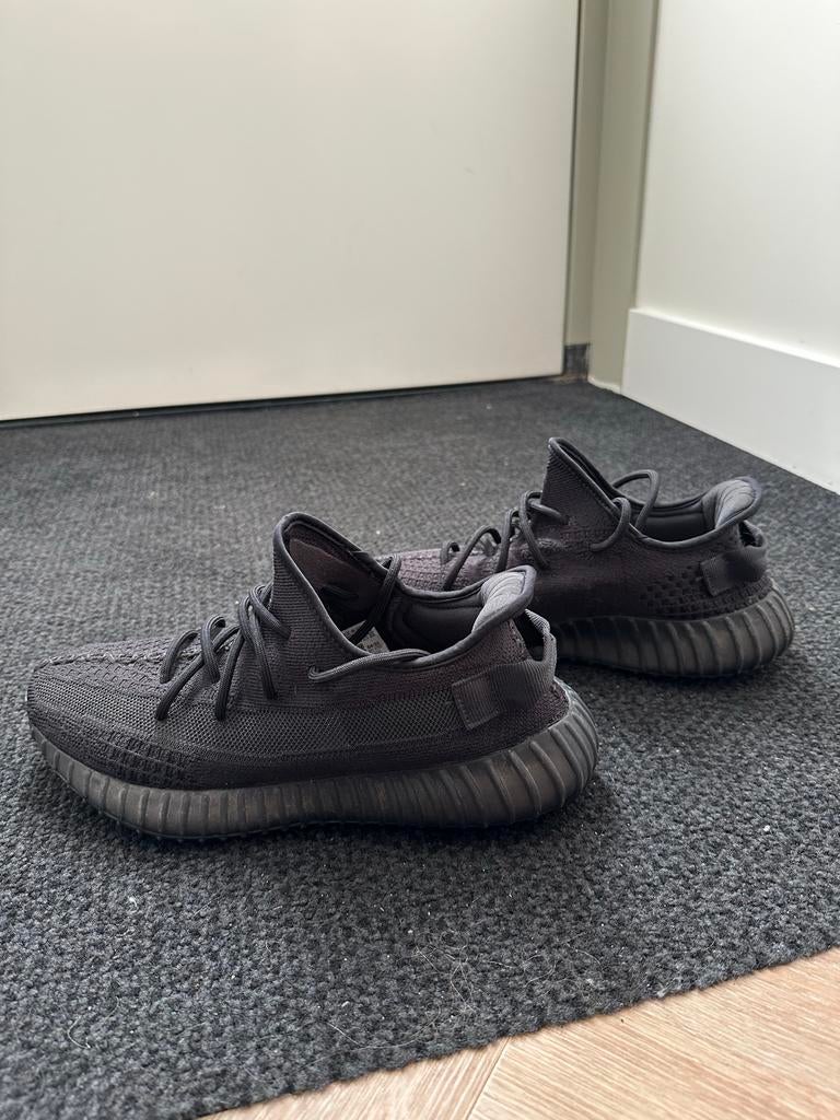 Yeezy Boost 350 V2 Cinder - Maat 43 1/3, Kleding | Heren, Schoenen, Ophalen, Zo goed als nieuw, Zwart, Sneakers of Gympen