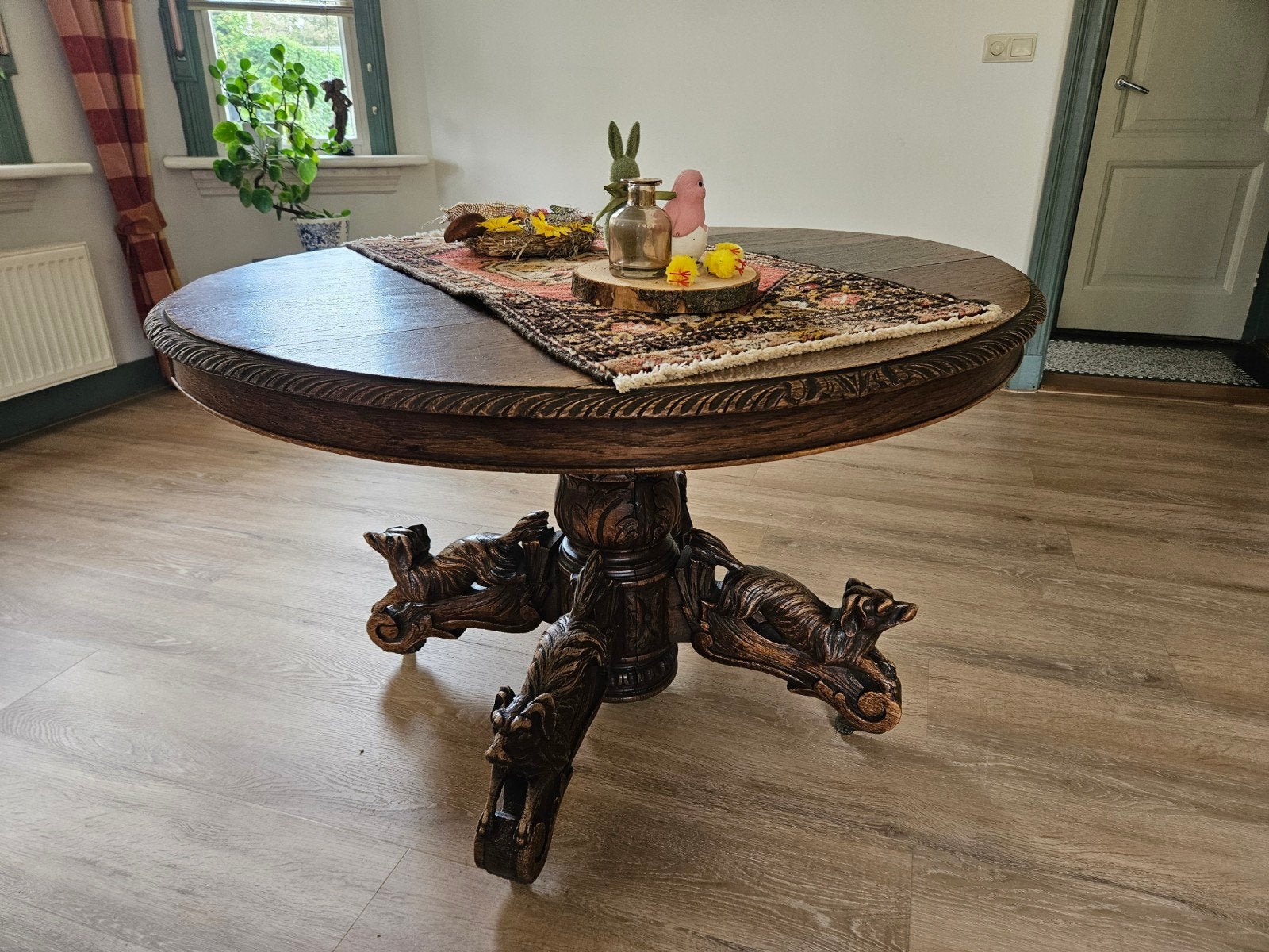 Antieke ronde tafel met handgesneden hondenpoten, Antiek en Kunst, Ophalen