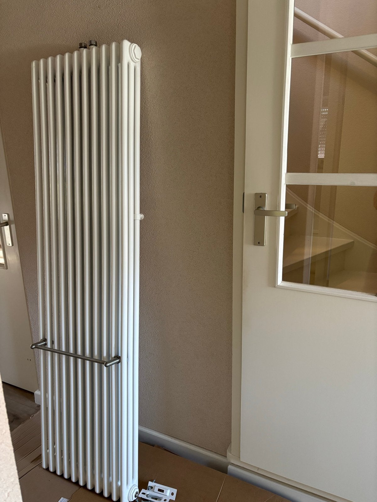 Verticale designradiator wit met handdoekbeugel, Ophalen, Radiator, Minder dan 60 cm, Zo goed als nieuw