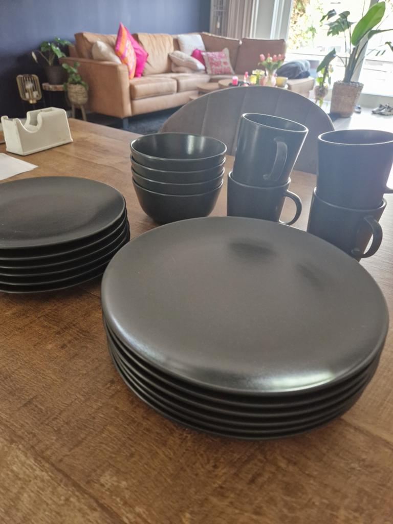 IKEA 6x dinerbord en ontbijtbord, 4x schaal en mok, Huis en Inrichting, Keuken | Servies, Zo goed als nieuw, Compleet servies