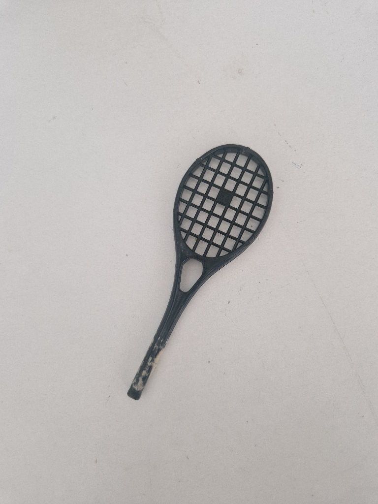 barbie sindy zwarte tennisracket jaren 70 origineel, Verzamelen, Poppen, Ophalen of Verzenden, Gebruikt, Accessoires