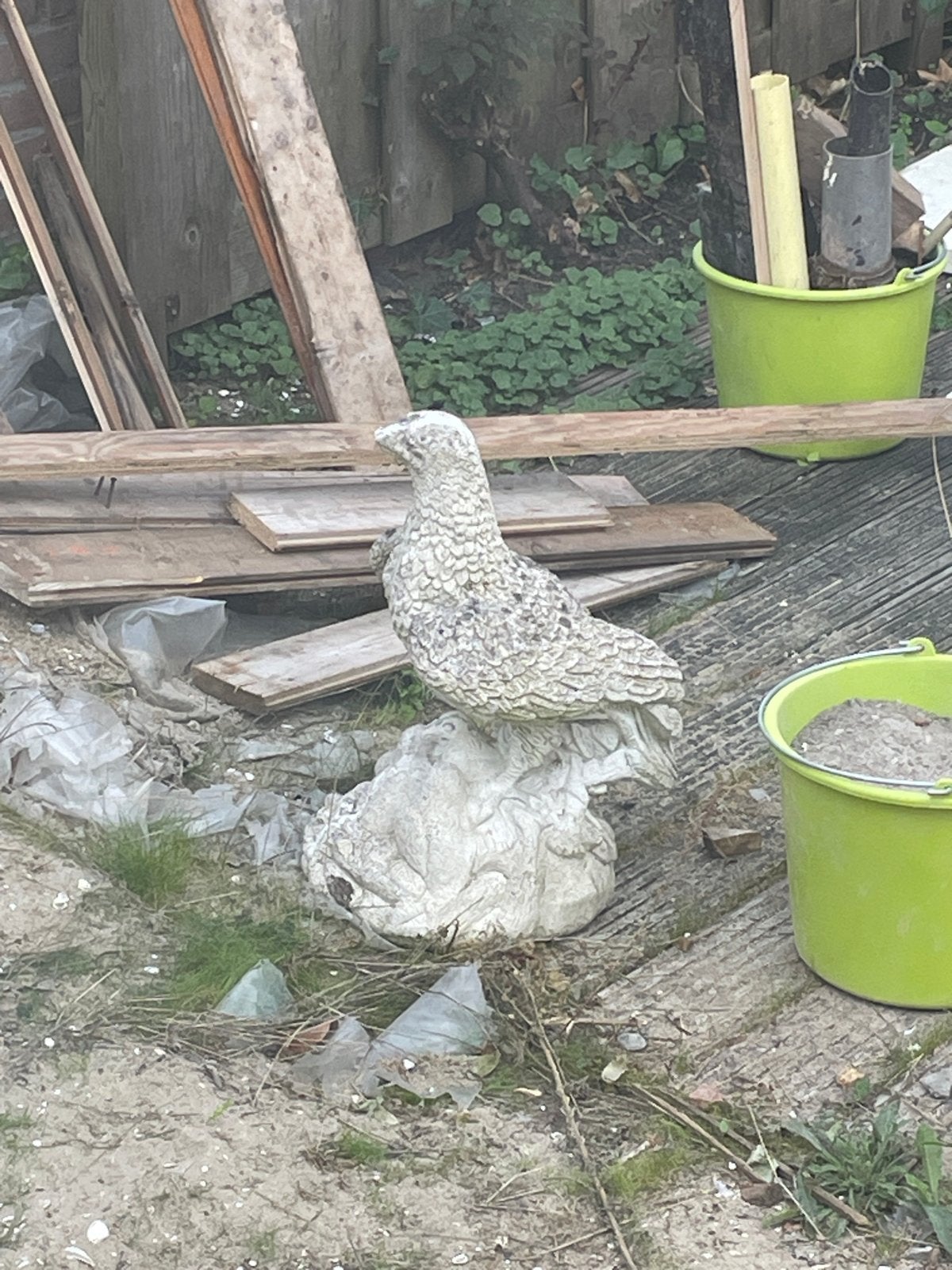 Tuinbeeld van een vogel op een sokkel, Tuin en Terras, Ophalen of Verzenden, Gebruikt, Beton, Dierenbeeld