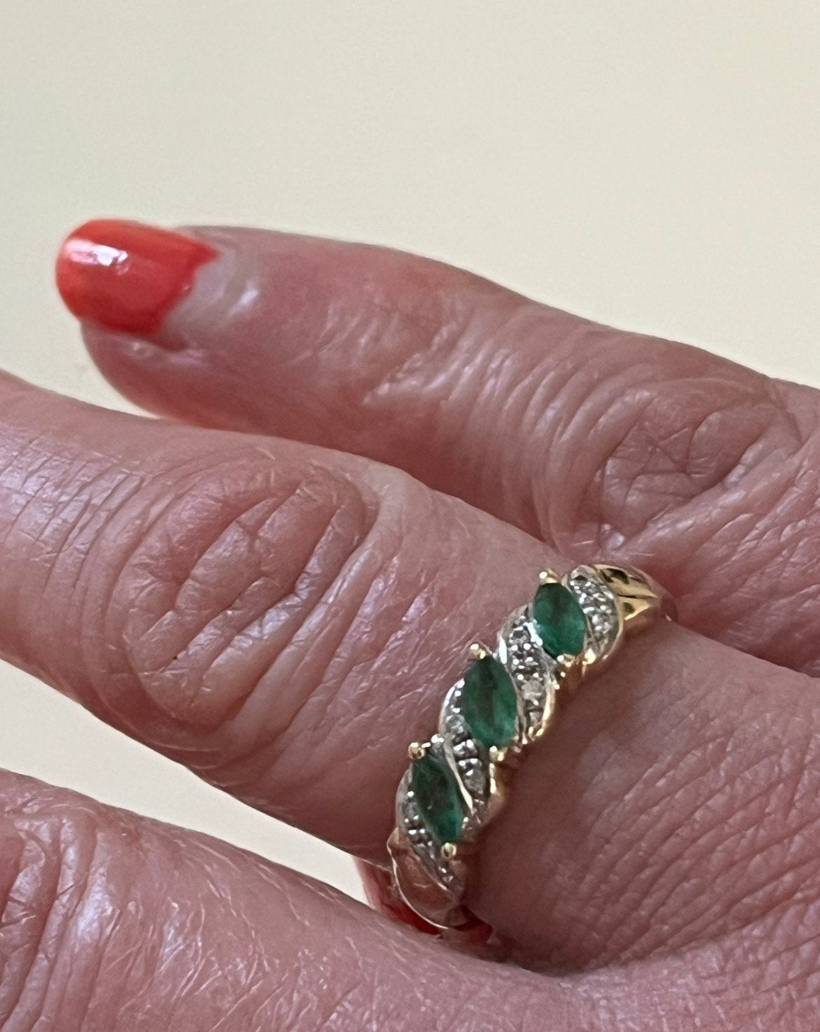 Prachtige 9 krt gouden ring smaragd & 2 diamantjes ong, Sieraden, Tassen en Uiterlijk, Ringen, Gebruikt, Ophalen of Verzenden