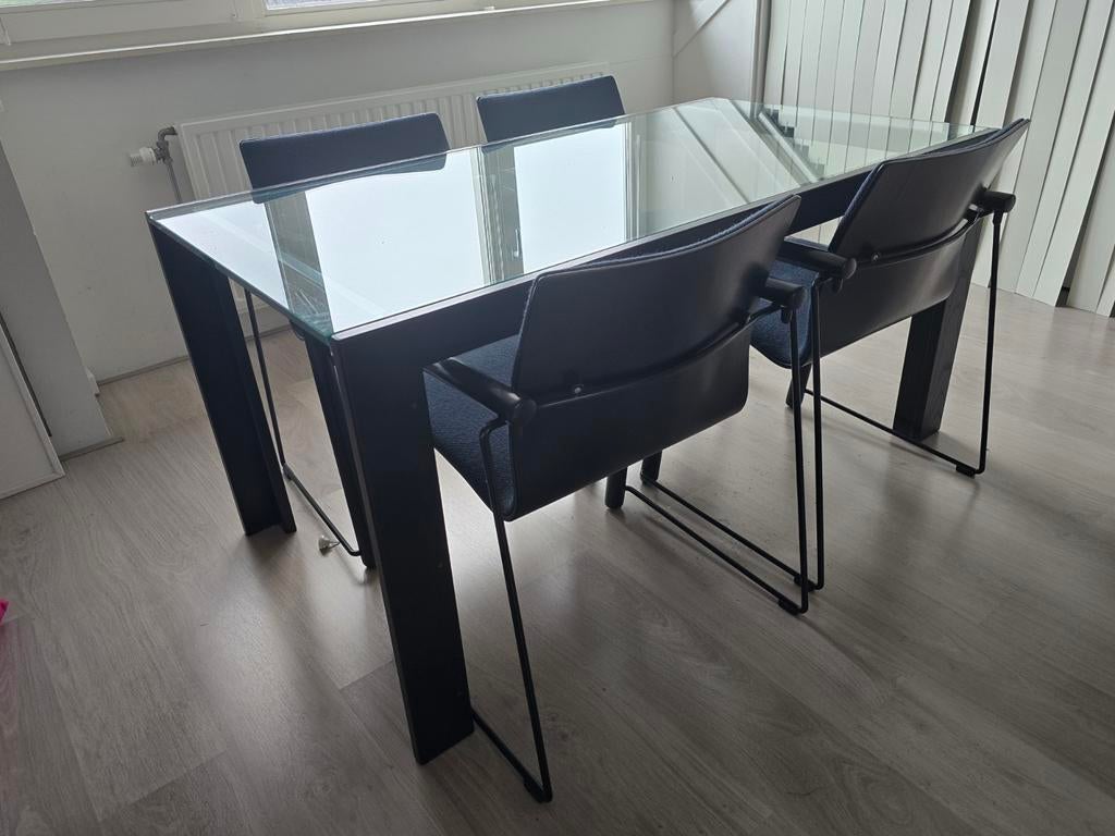 Eetkamertafel met glazen blad en 4 stapelbare stoelen, Ophalen, Gebruikt, Rechthoekig, 50 tot 100 cm