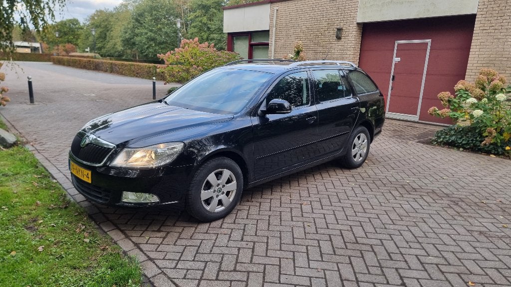 Skoda Octavia Elegance 1.2 TSI Combi 2010 Zwart Clima Cruise, Auto's, Voorwielaandrijving, Dealer onderhouden, Stof, Zwart
