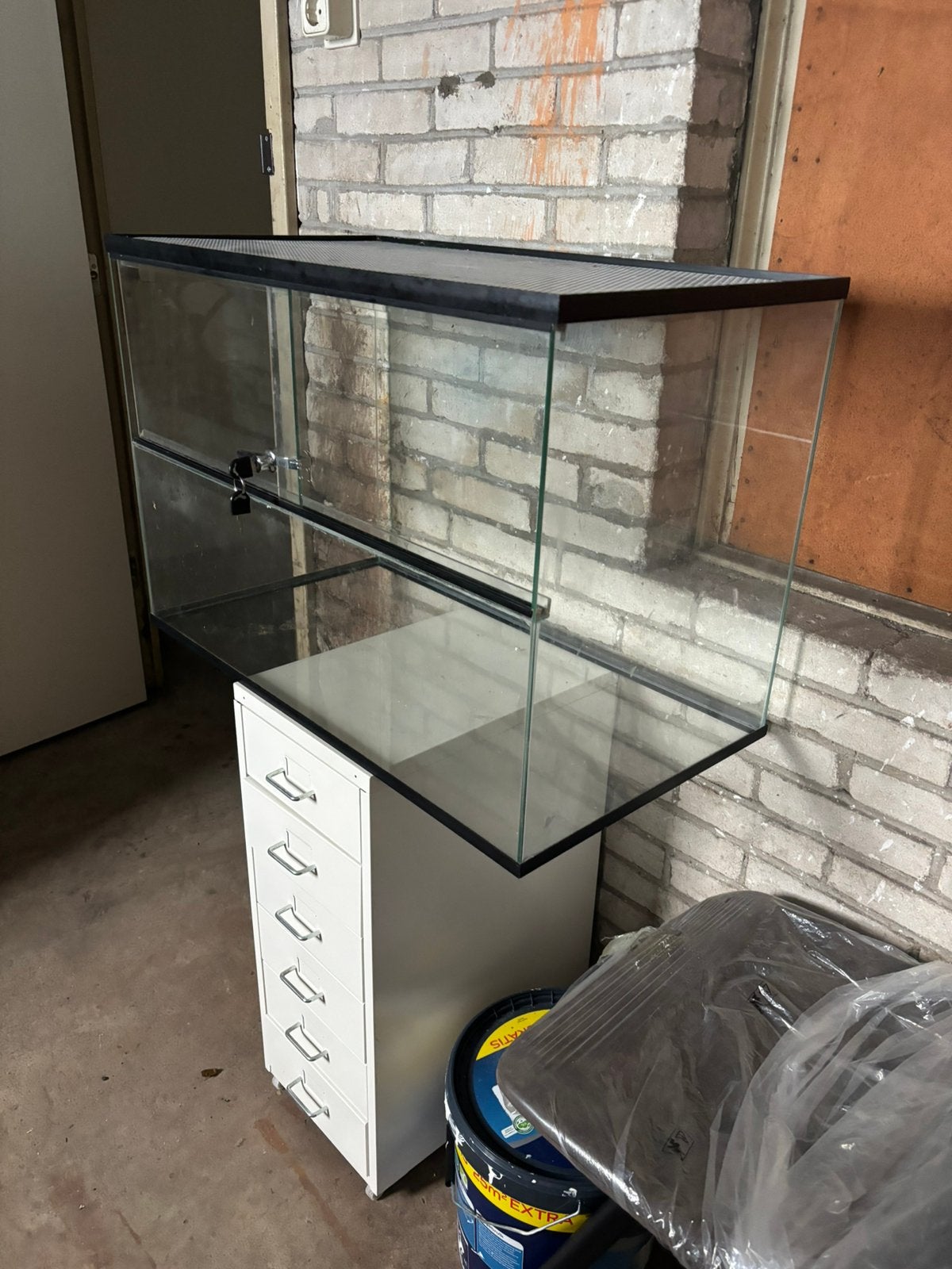 Terrarium met slot & schuifdeuren, Dieren en Toebehoren, Ophalen, Zo goed als nieuw, Hok, 60 tot 90 cm