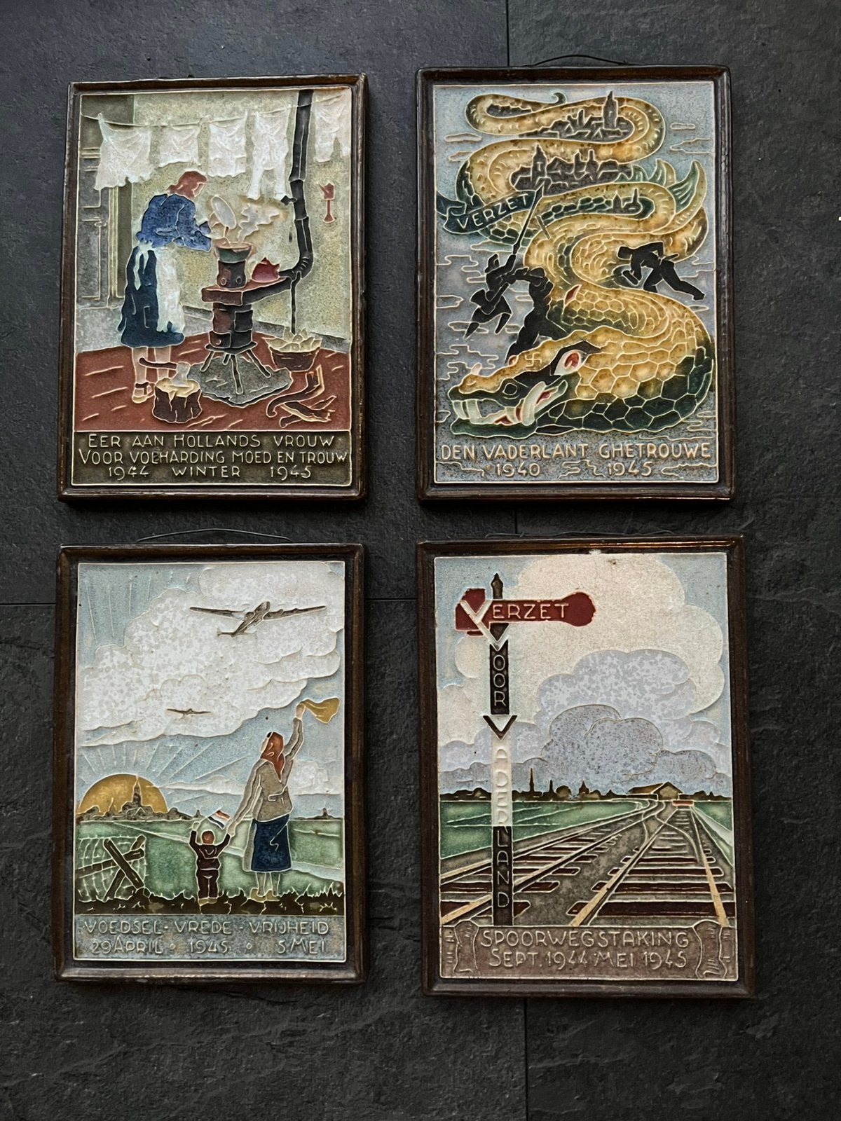De Porceleyne Fles, Delft, vier cloisonne wandtegels, 1945, Antiek en Kunst, Ophalen of Verzenden
