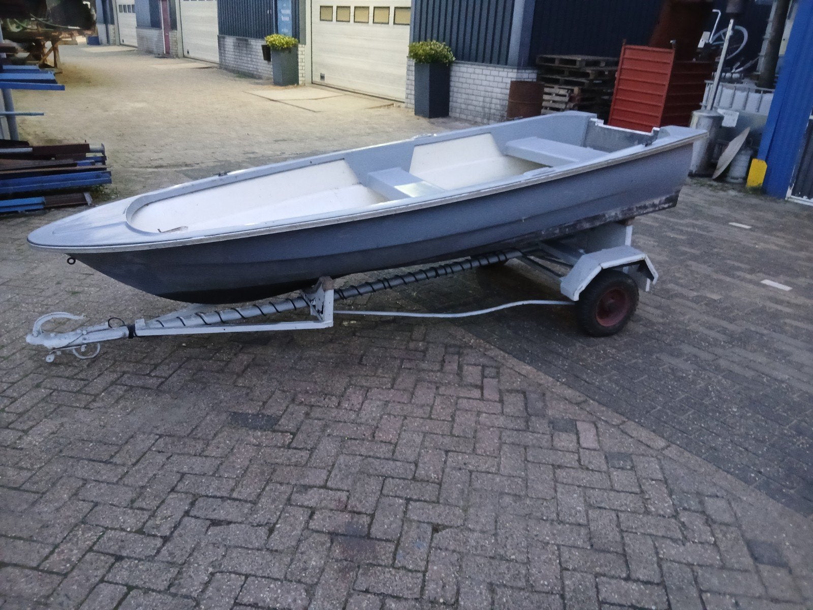 Robuuste polyester roeiboot met trailer - Ideaal voor vissen, Watersport en Boten, Ophalen, Gebruikt