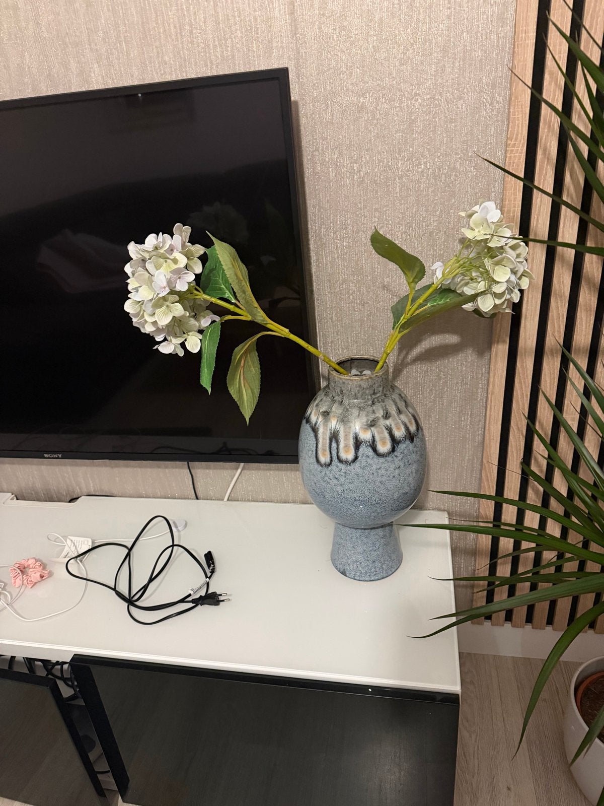 Decoratieve vaas met kunstbloemen - Zo goed als nieuw, Blauw, Inclusief decoratie, Ophalen of Verzenden, Zo goed als nieuw