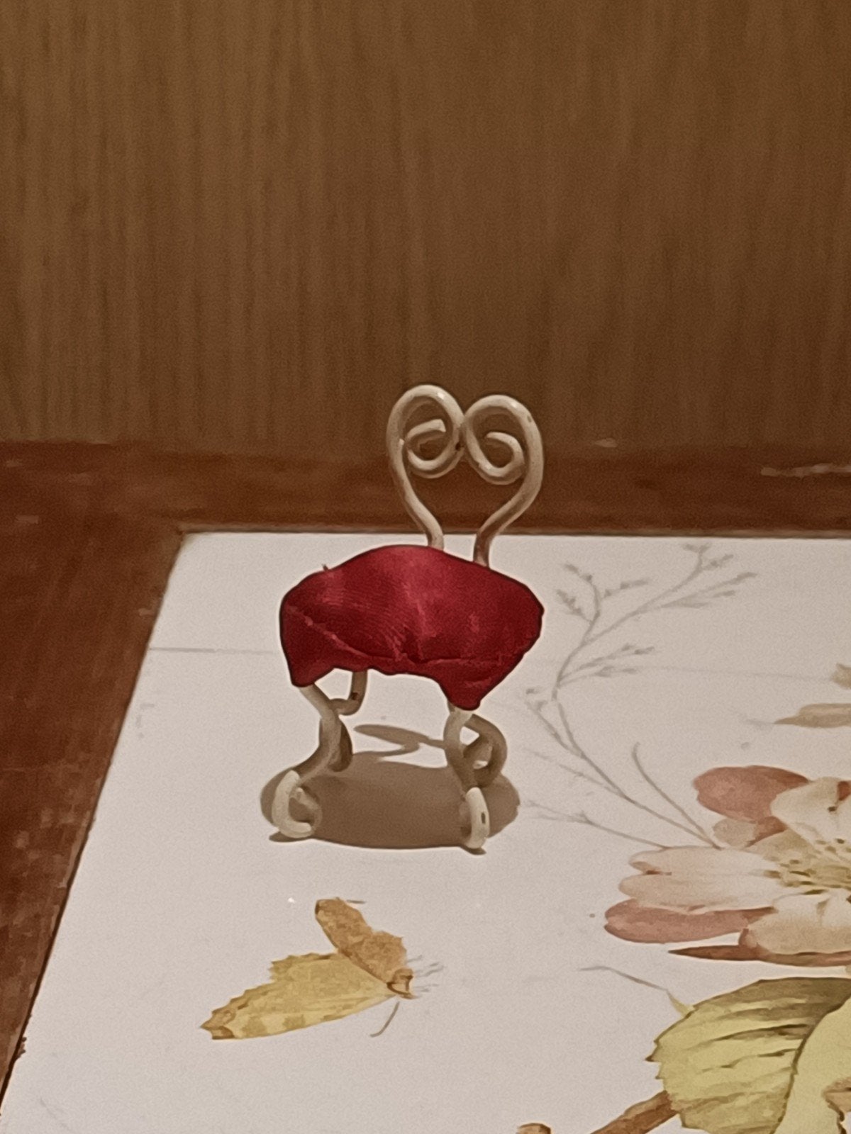 Klein poppenhuis stoeltje, Verzamelen, Poppenhuizen en Toebehoren, Verzenden, Gebruikt, Poppenhuis