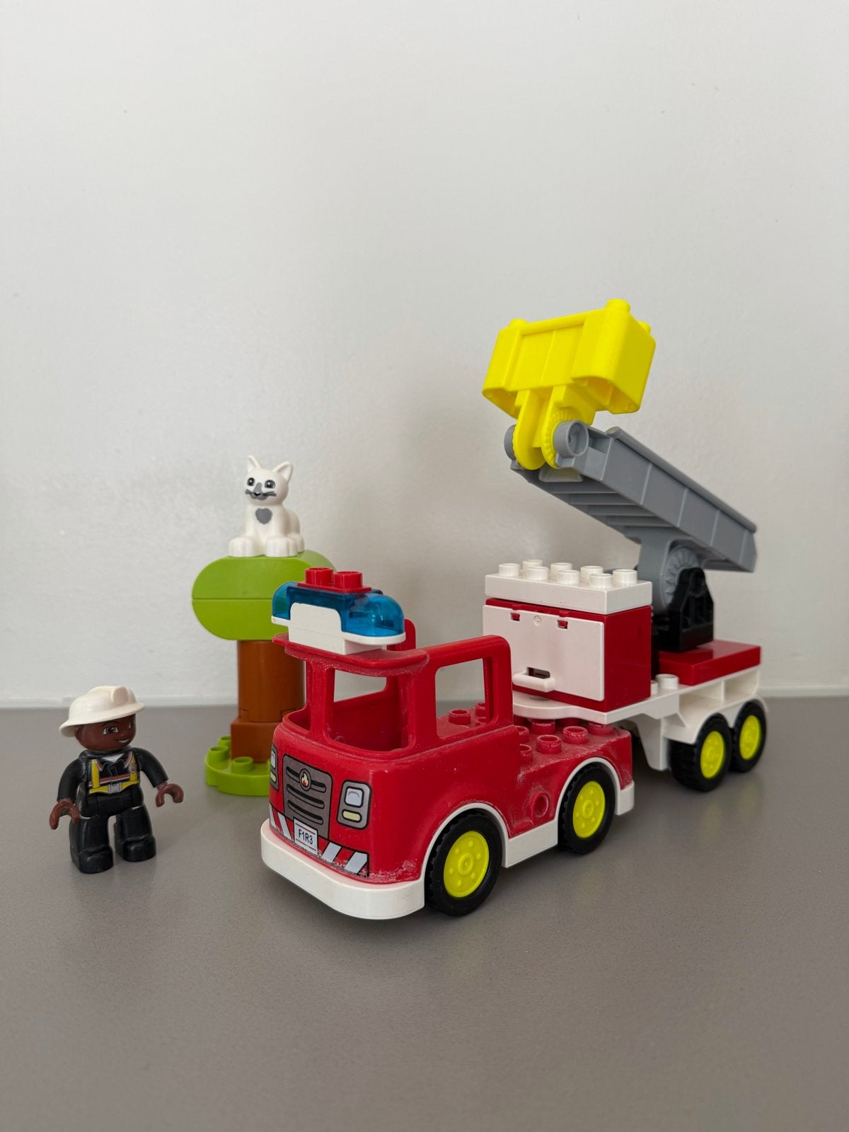 10969 LEGO DUPLO Brandweerwagen met brandweerman en kat, Ophalen of Verzenden, Gebruikt, Overige merken