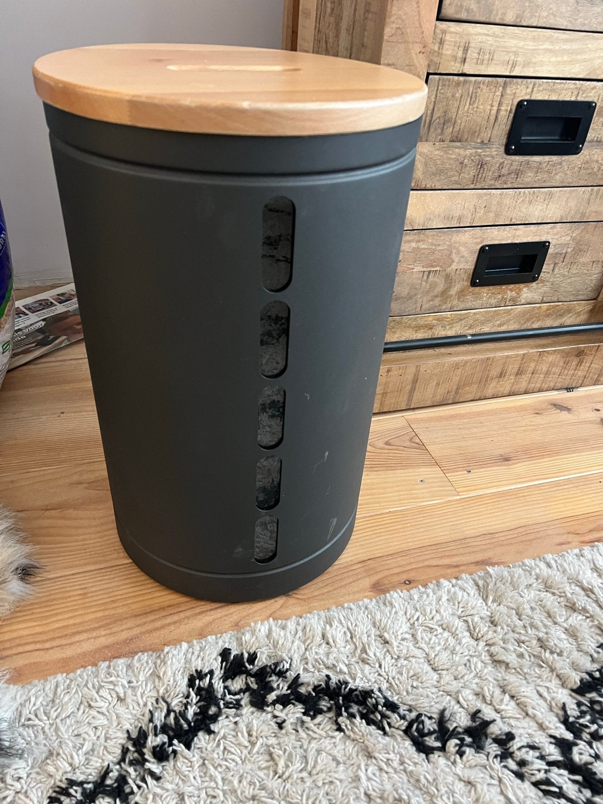 Stijlvolle donkergrijze  pelletkorrels ton met houten deksel, Ophalen, Hout, Gebruikt, Modern