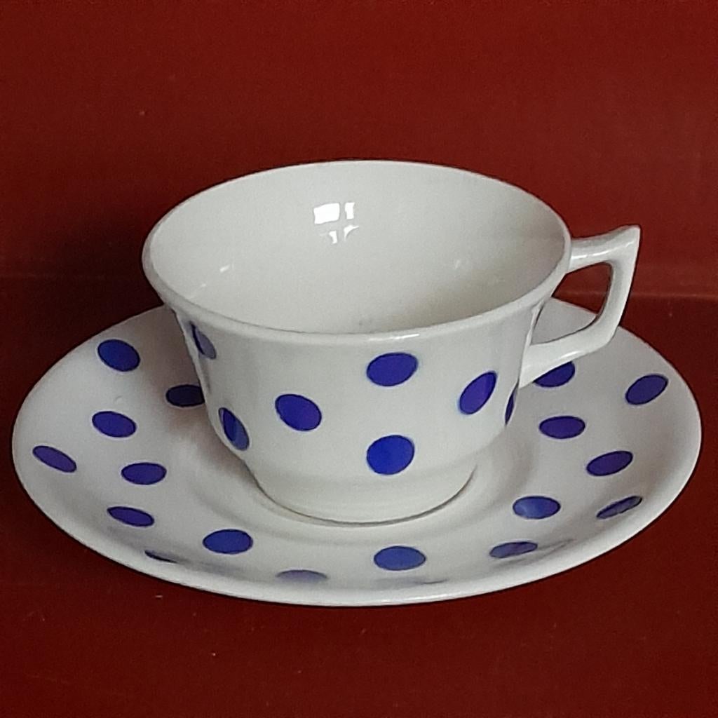 Kop-en-schotel wit met blauwe stippen. Boch, Gebruikt, Ophalen of Verzenden, Overige stijlen, Kop(pen) en/of Schotel(s)