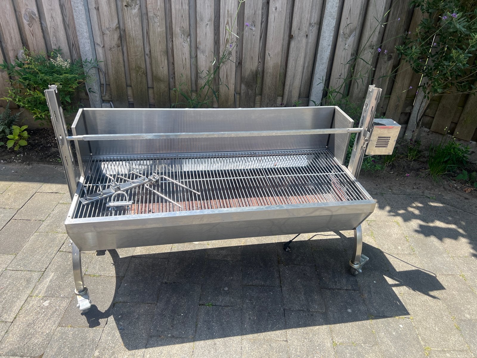 Roestvrijstalen BBQ met spit en wielen, Ophalen, Gebruikt