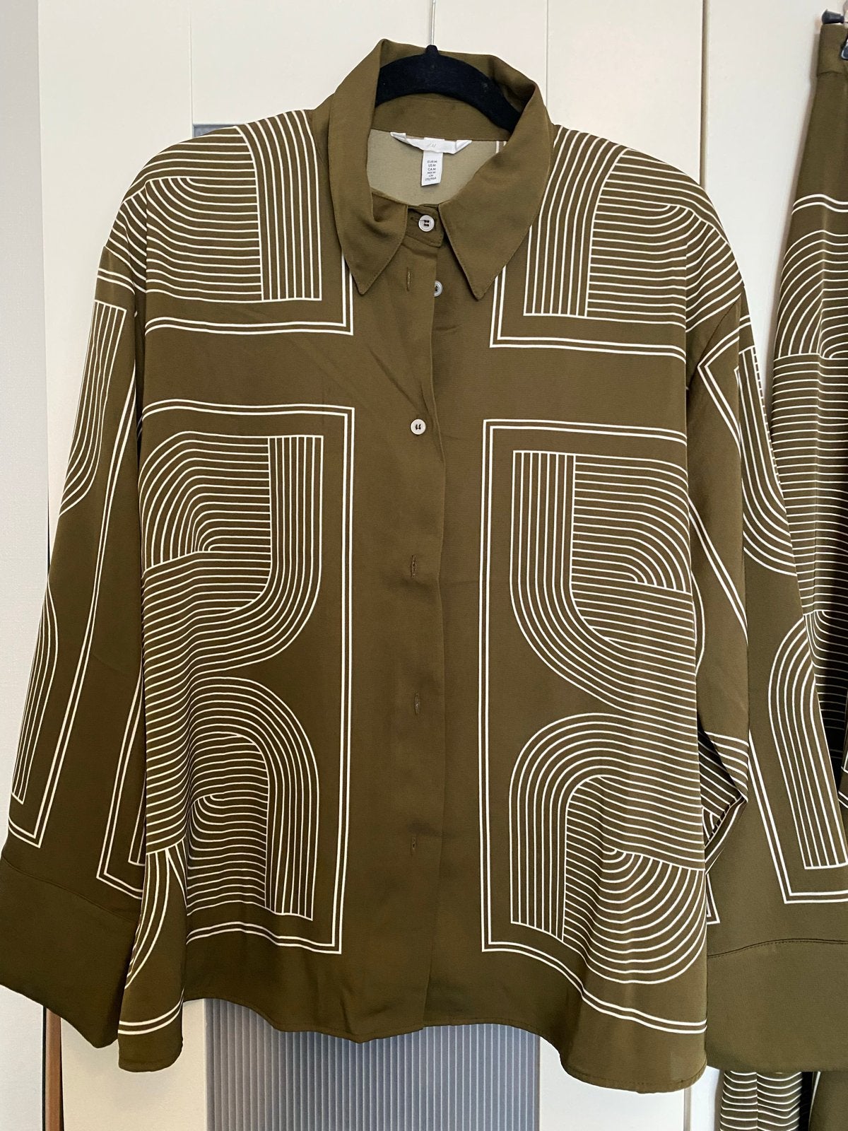 H&M tweedelige set: blouse en broek met print, Maat 42/44 (L), Nieuw, Ophalen of Verzenden, Lang