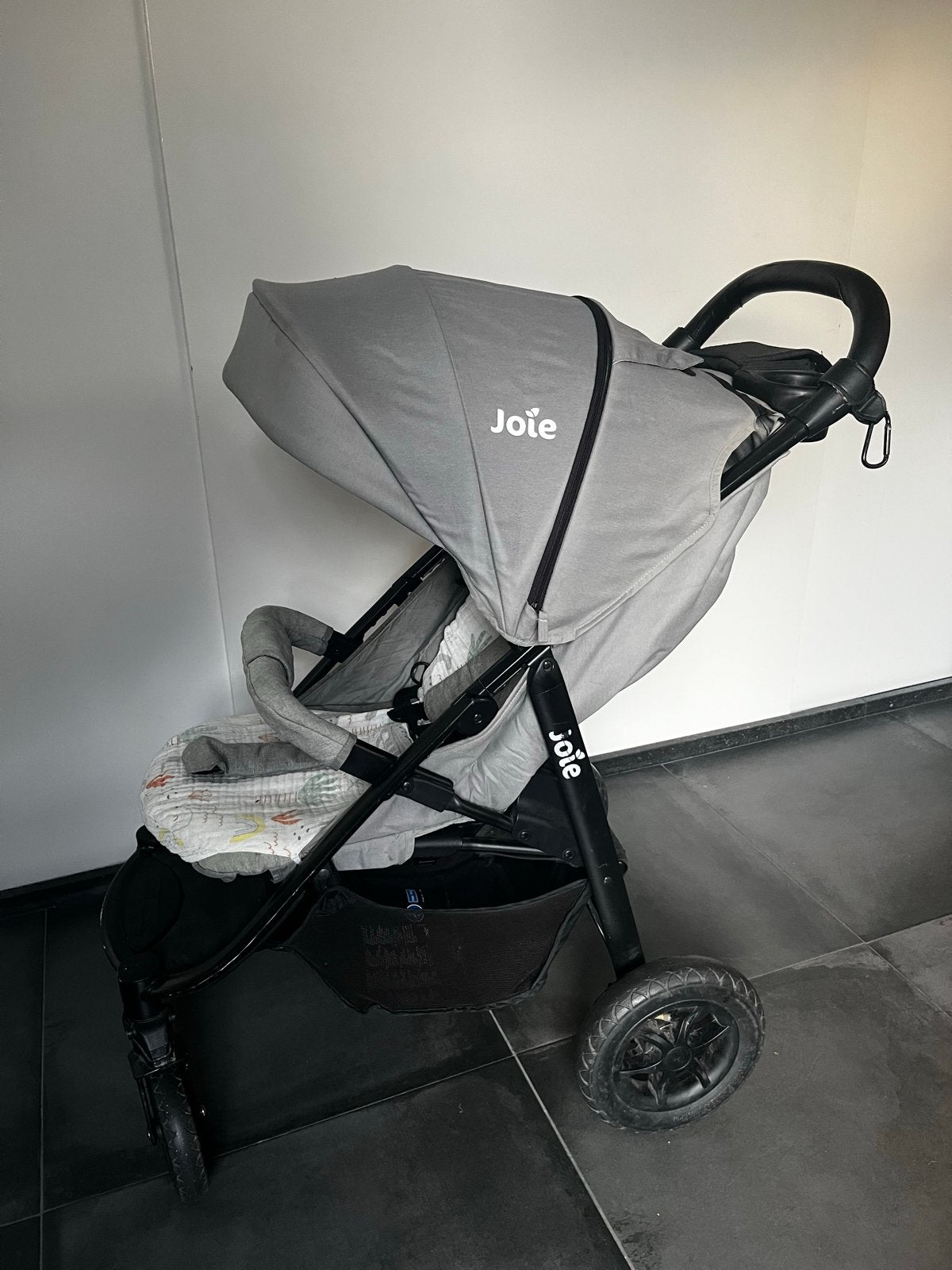 Joie Litetrax wandelwagen grijs - Makkelijk inklapbaar, Kinderen en Baby's, Kinderwagens en Combinaties, Gebruikt, Luchtbanden