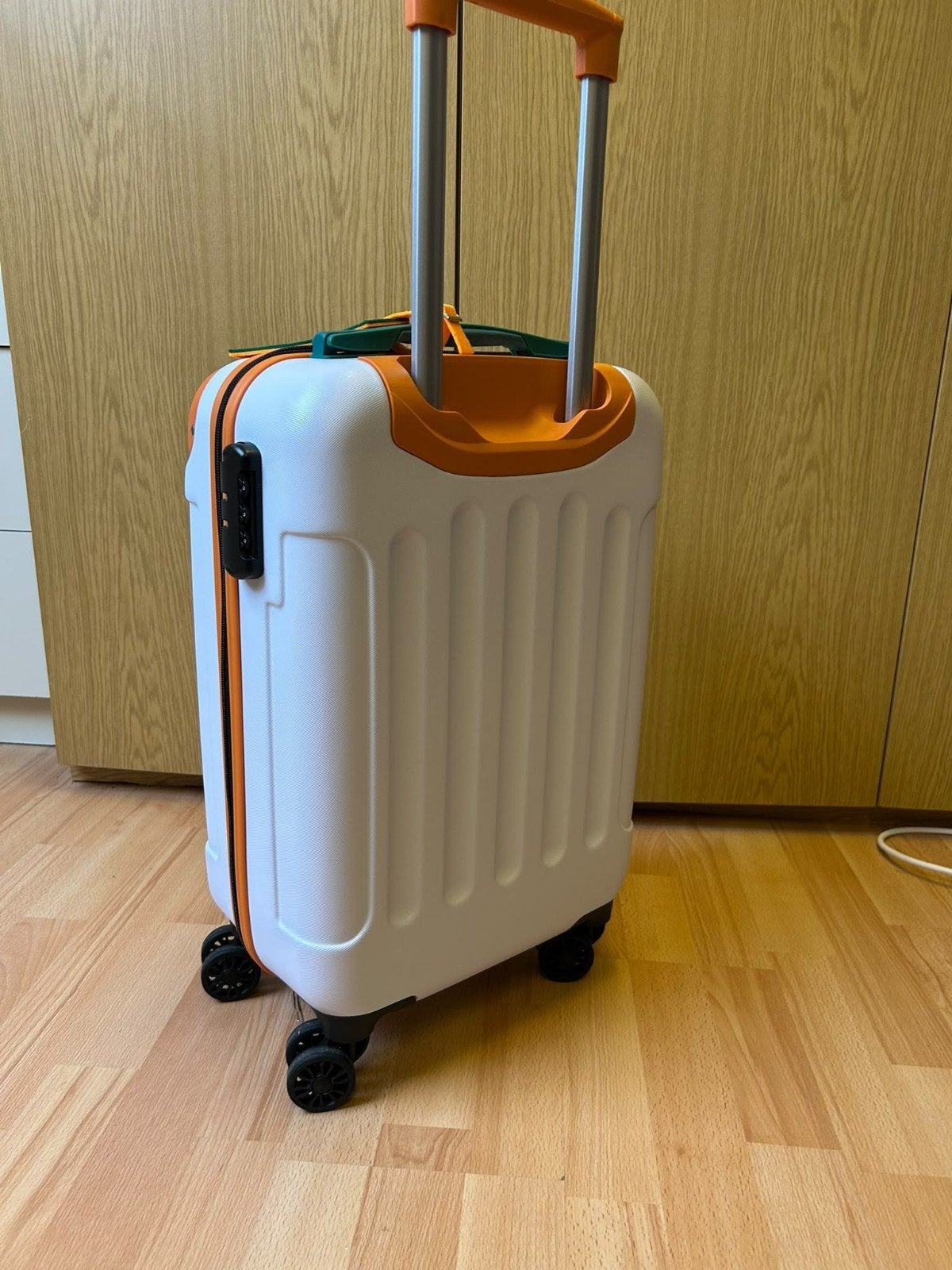 2 Postcodeloterij koffers - Wit met oranje accenten, Ophalen, 50 tot 60 cm, Hard kunststof, Zo goed als nieuw
