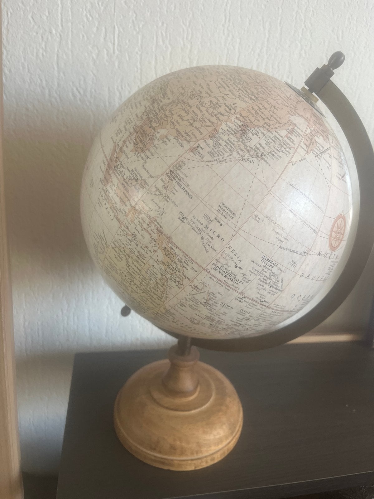 Decoratieve Wereldbol met Houten Voet, Gebruikt, Draaibaar, Ophalen of Verzenden, Staatkundige wereldbol