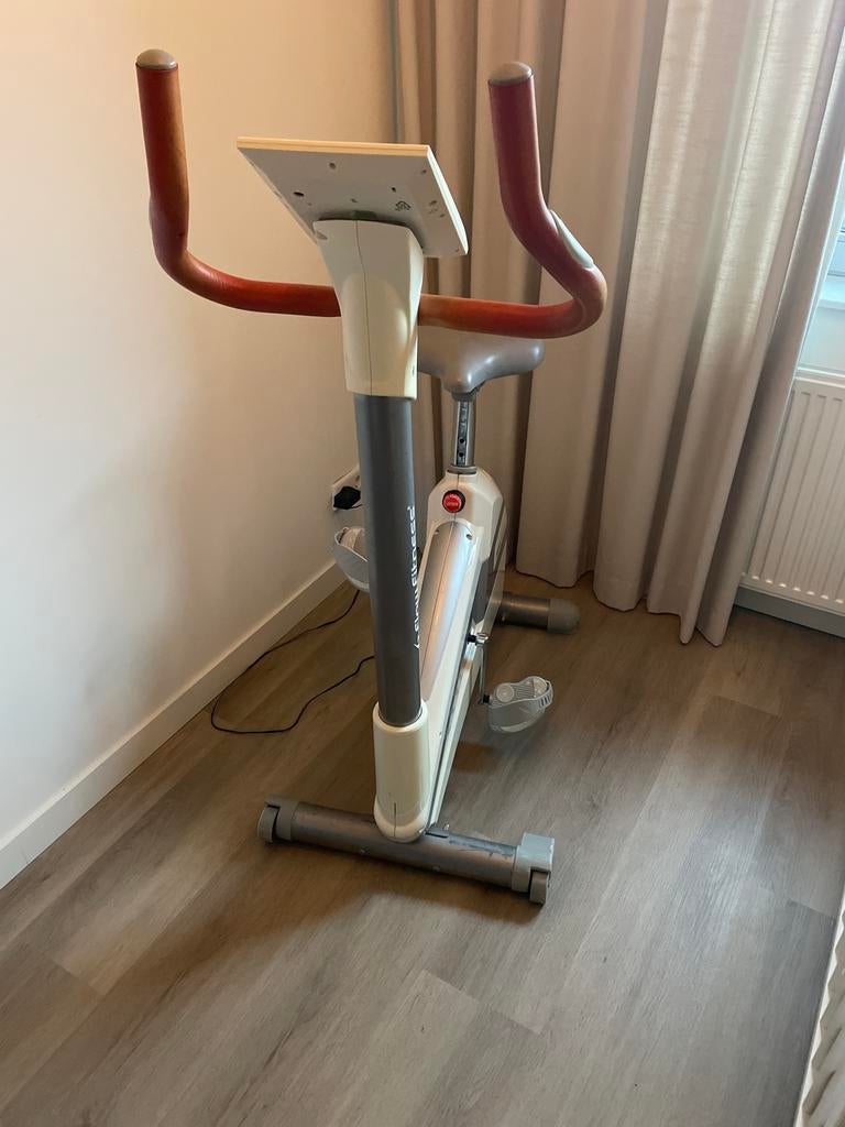 Hometrainer Flow Fitness - Zo goed als nieuw!, Sport en Fitness, Ophalen, Zo goed als nieuw, Metaal, Benen