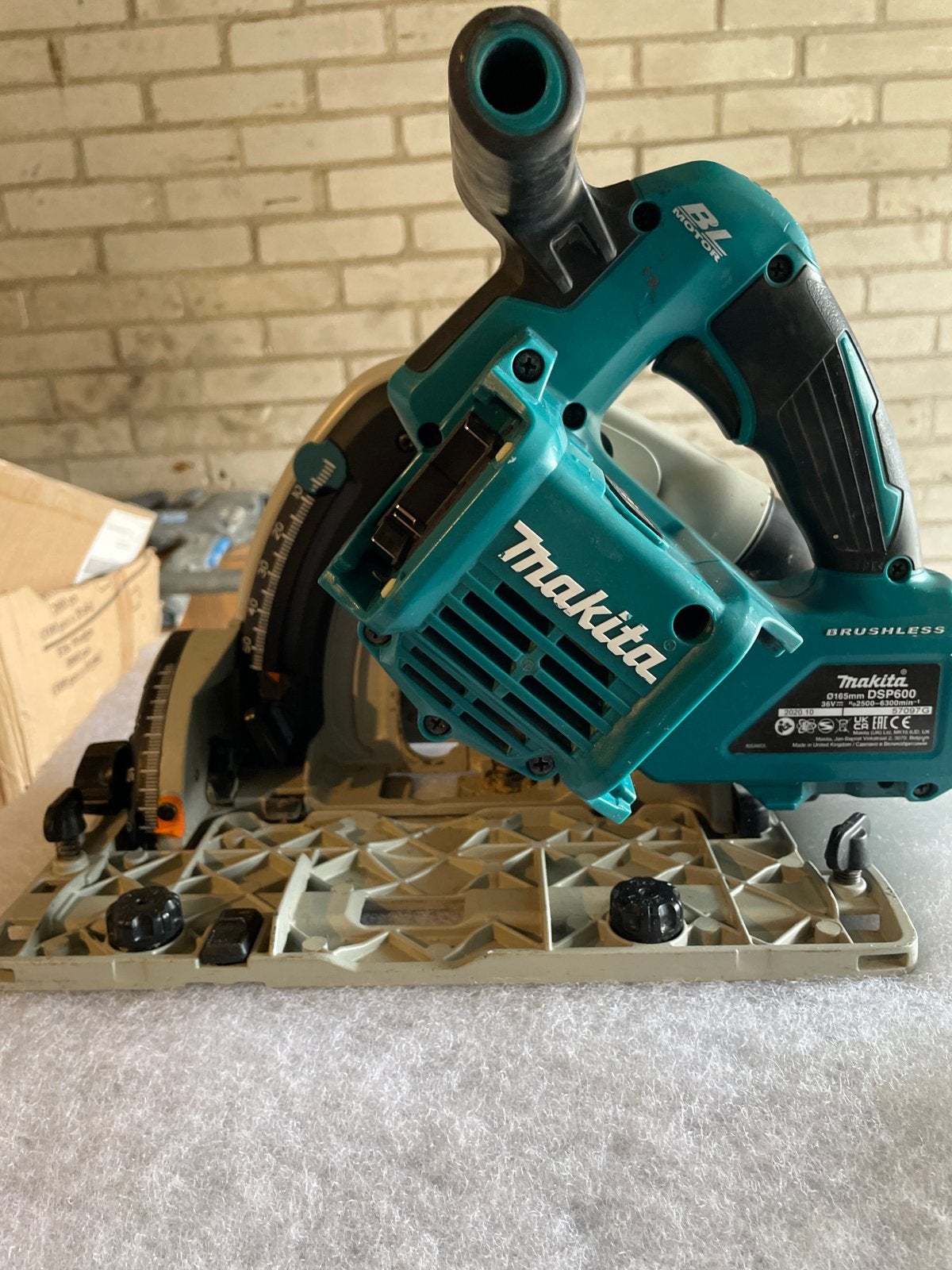 Makita DSP600 Invalzaag met Accu's en Lader, Invalzaag, Ophalen of Verzenden, Zo goed als nieuw, 30 tot 70 mm