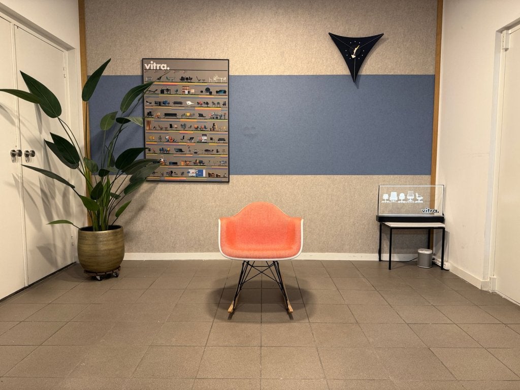 Vitra | Eames | RAR | Poppy Red/Ivory | 1x, Vitra, Vitra Artifort Cassina Fritz Hansen Eames Gispen Pastoe Hay, Kennedylaan 14b, 5571 KC Bergeijk