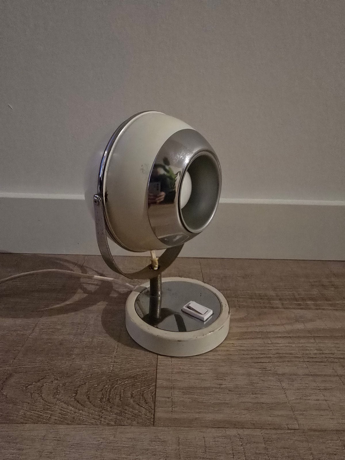Prachtige mid century witte oogbol tafellamp van Veneta Lumi, Overige merken, Met schakelaar, Zo goed als nieuw, Metaal