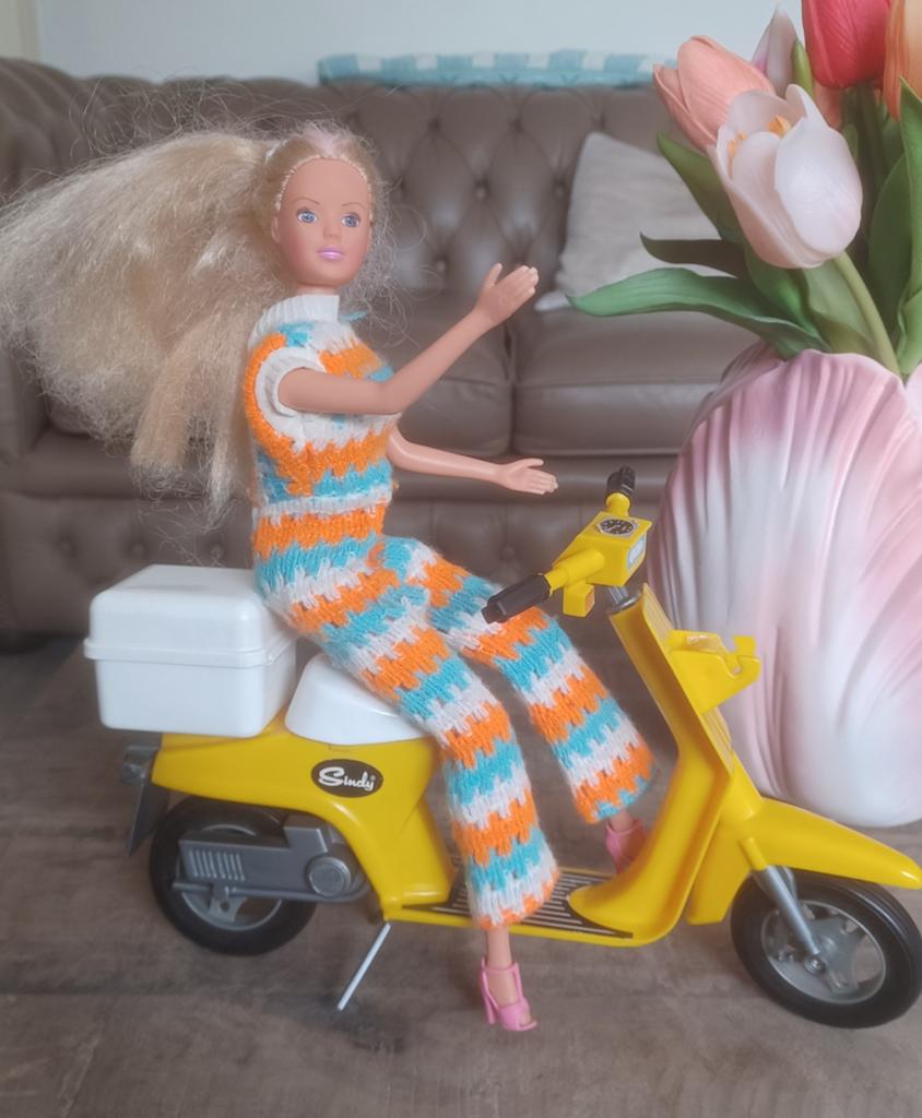 Sindy 2 vintage brommer Barbie poppen speelgoed, Ophalen of Verzenden, Gebruikt, Barbie