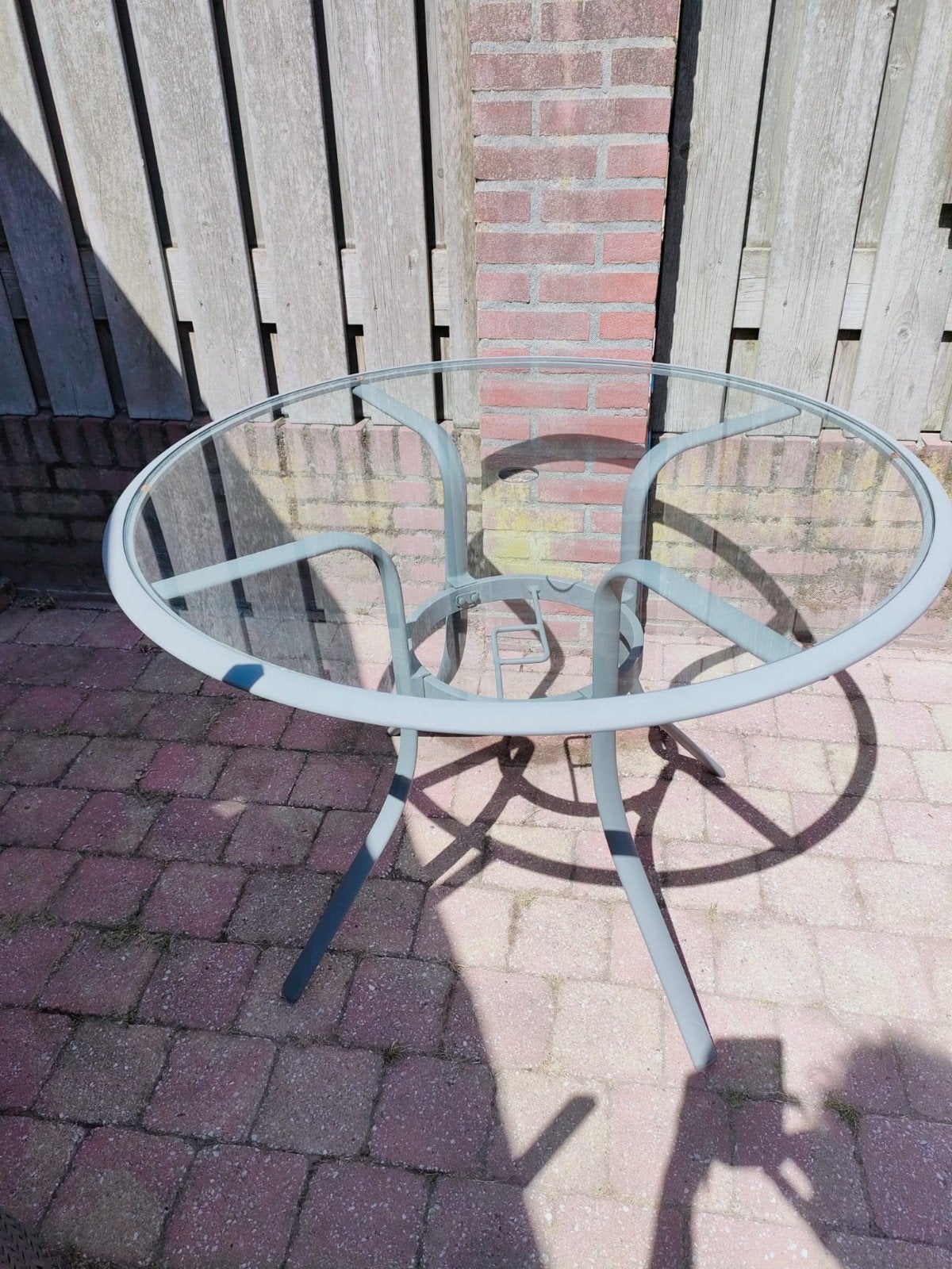 Ronde tuintafel met glazen blad, Ophalen of Verzenden, Gebruikt, Rond, Metaal