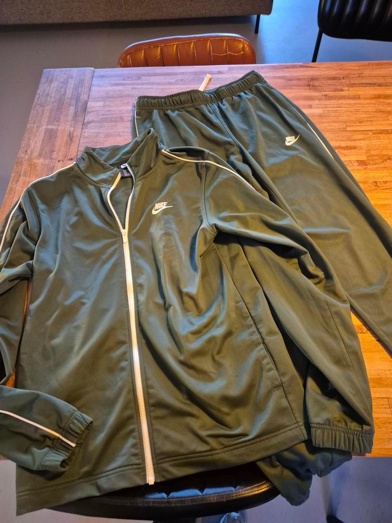 Nike trainingspak groen maat S - broek 105cm, vest 75cm, Nike, Ophalen of Verzenden, Gedragen, Maat 46 (S) of kleiner