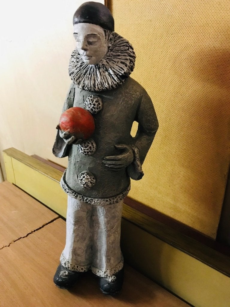 Pierrot beeldje met rode bal, keramiek, Ophalen of Verzenden, Gebruikt, Mens