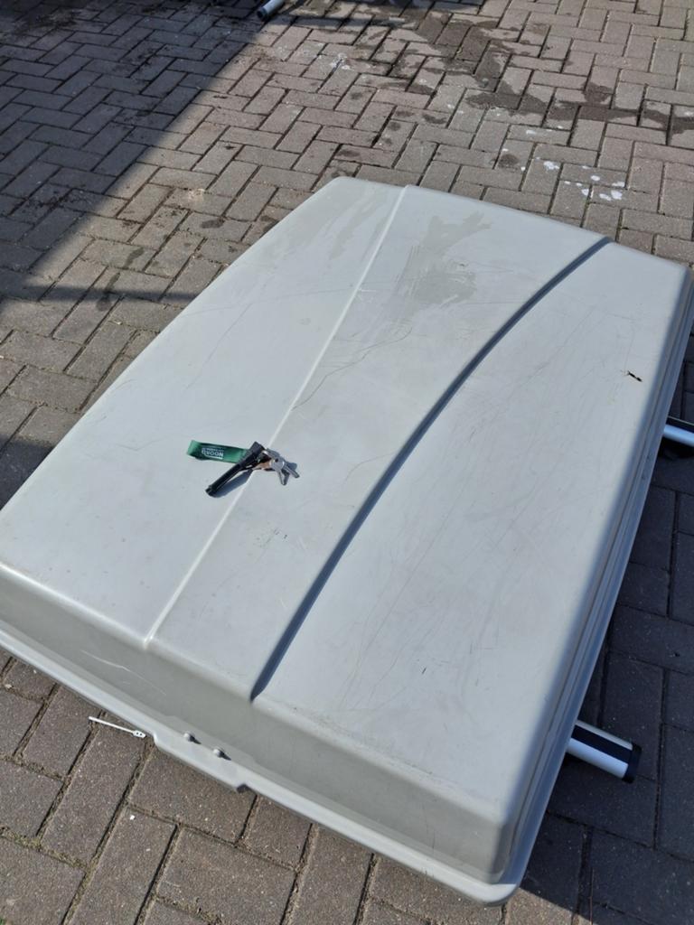 Dakkoffer 500L nieuwe gasveren +farad dakdragers, Ophalen of Verzenden, Gebruikt