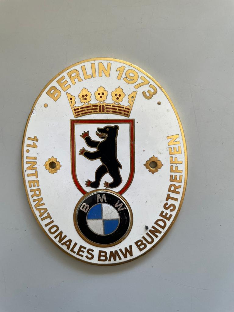 Bmw Schild 11e internationales bmw bundestreffen 1973 berlin, Verzamelen, Speldjes, Pins en Buttons, Ophalen of Verzenden, Zo goed als nieuw