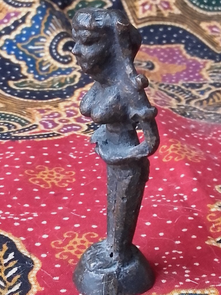 Mooi antiek brons beeldje uit India van een Devi 6,9 cm., Antiek en Kunst, India, Handgemaakt, Ophalen of Verzenden, Brons