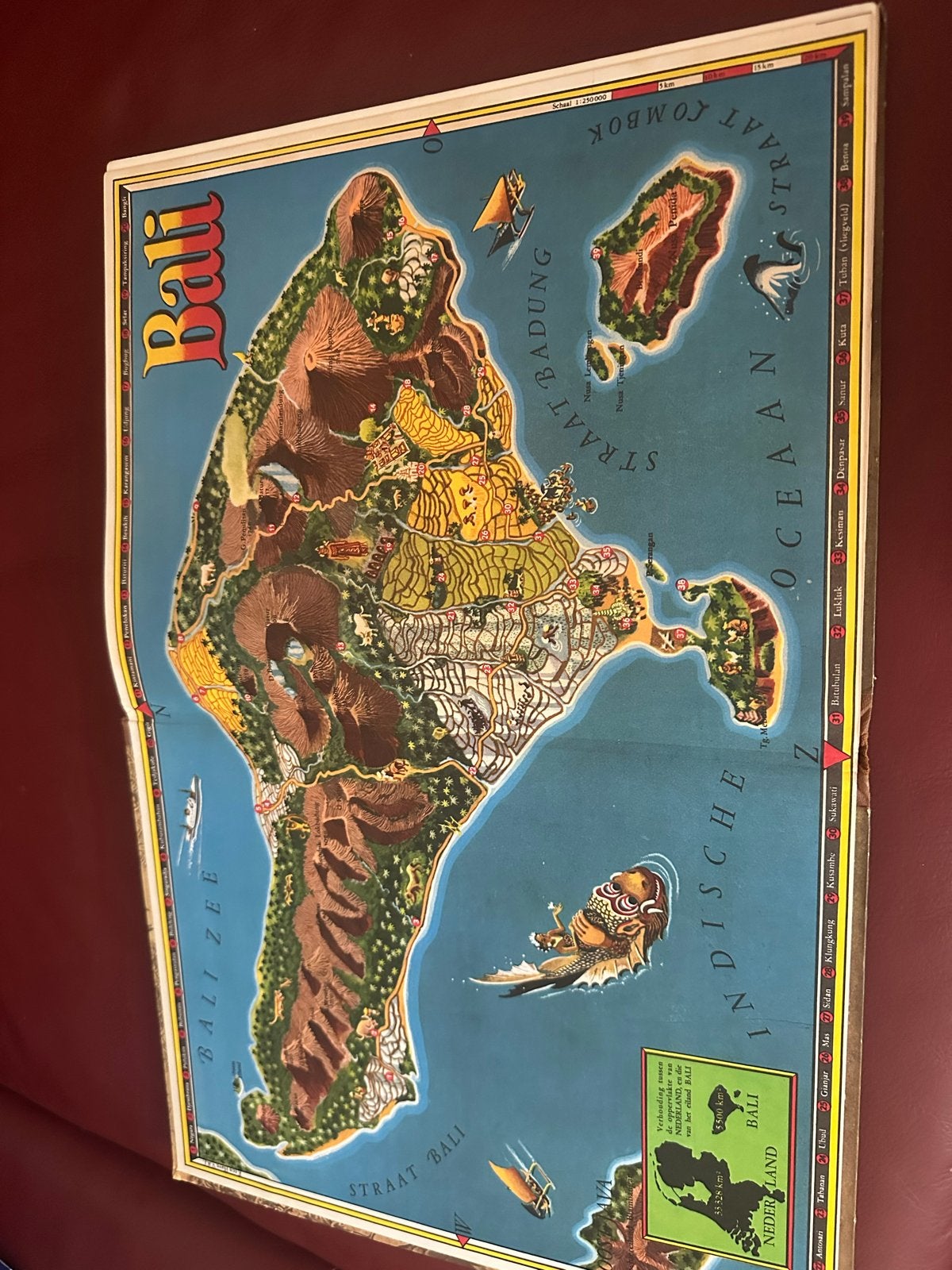 Bali in kleuren - Compleet plaatjesboek Douwe Egberts, Ophalen of Verzenden, Gelezen, Plaatjesalbum