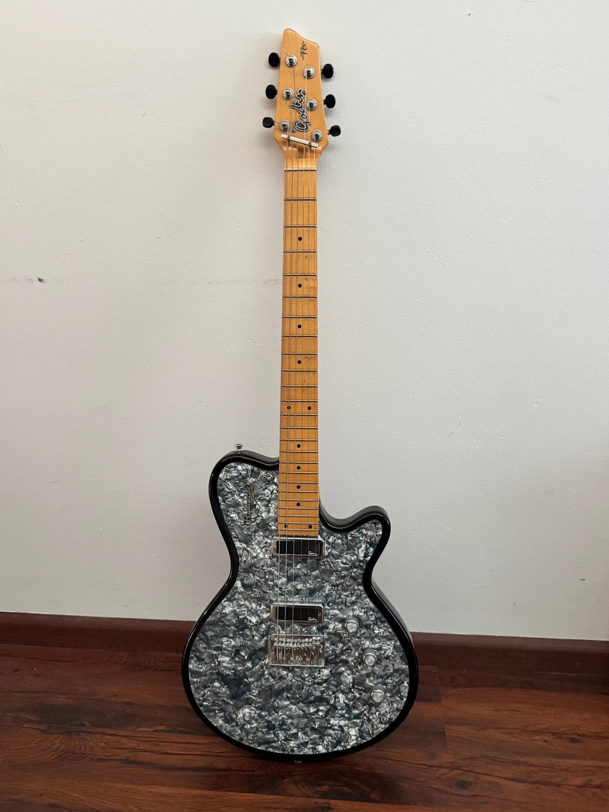 Godin Radiator Performance Series Maple fretboard, Muziek en Instrumenten, Gebruikt, Met versterker, Solid body, Ophalen