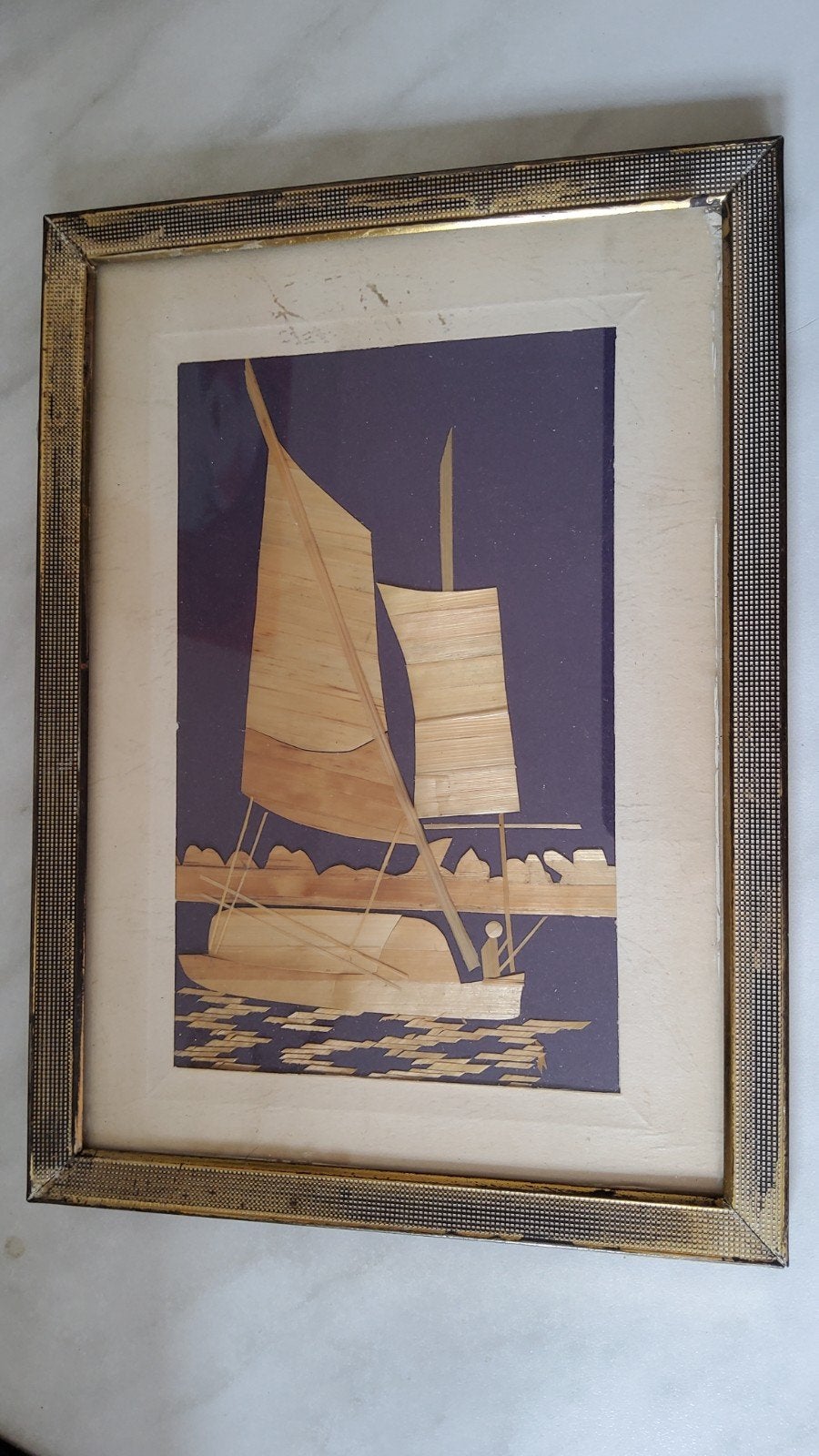 oud retro kleur fotolijstje met handwerk hout stro zeilboot., Ophalen of Verzenden