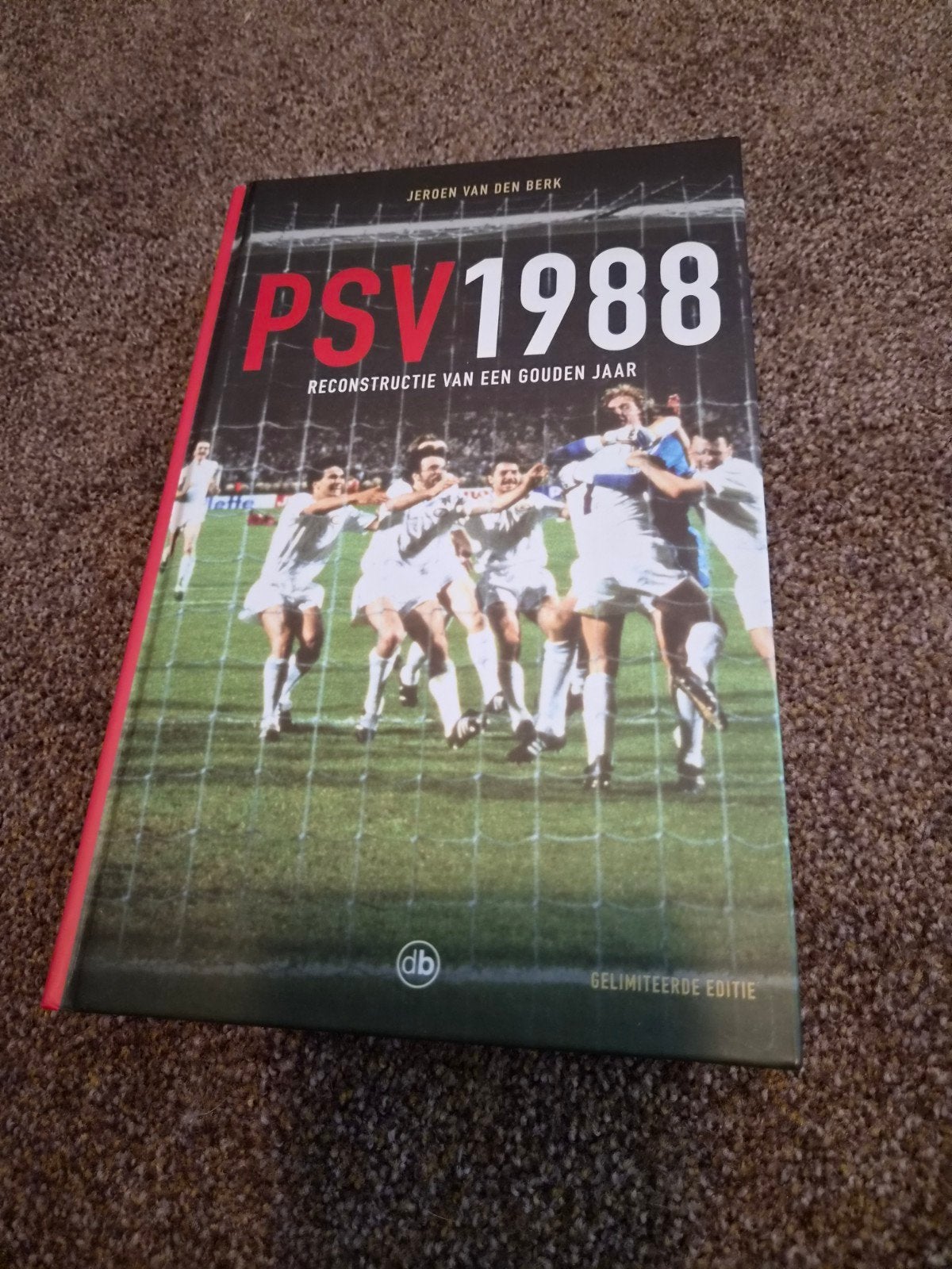 PSV 1988: Reconstructie van een Gouden Jaar (Boek + DVD), Boeken, Ophalen of Verzenden, Zo goed als nieuw, Jeroen van den Berk
