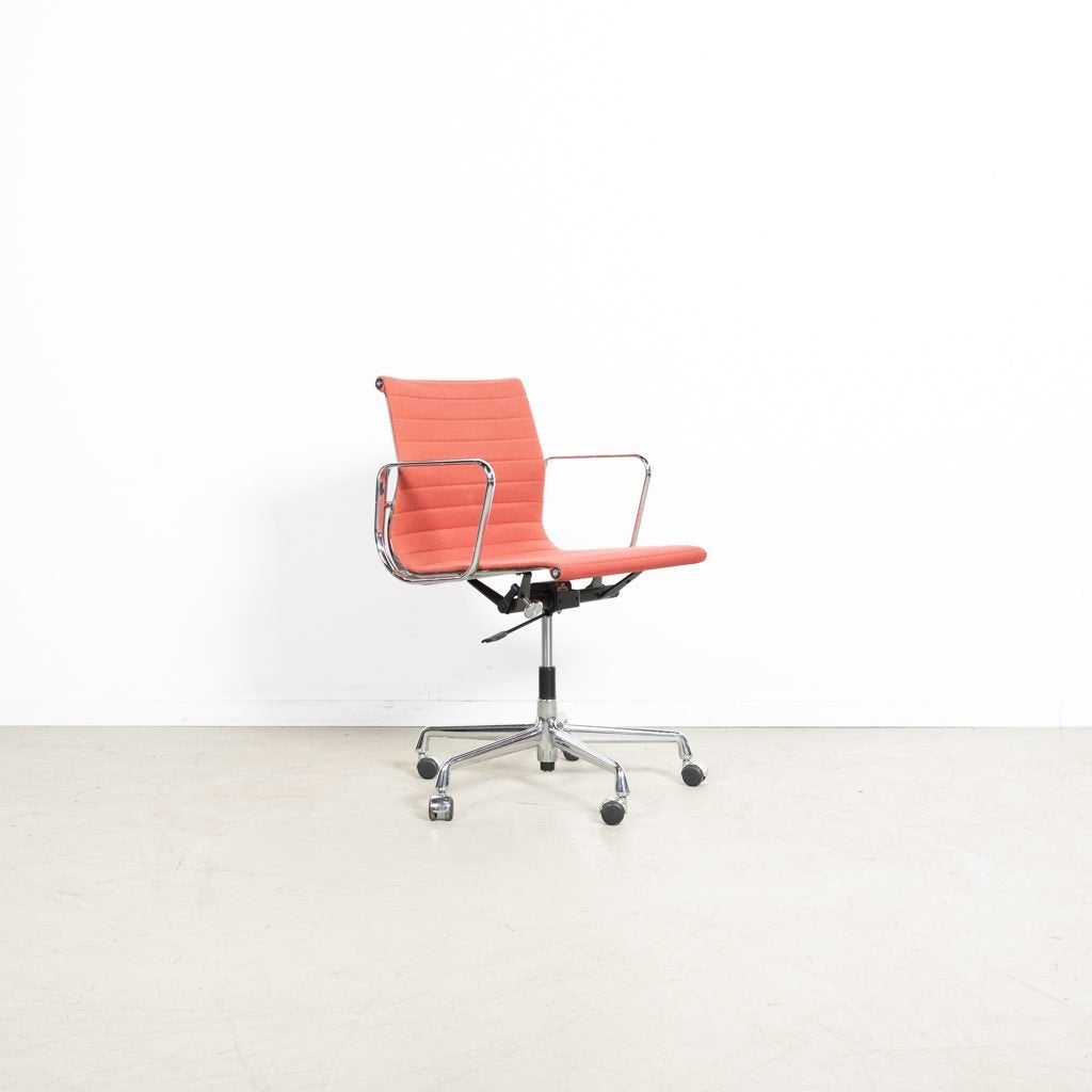 Vitra EA 117 Bureaustoel Lichtrood Stof - Chroom, Niet ingevuld, Zo goed als nieuw, Niet ingevuld, Niet ingevuld
