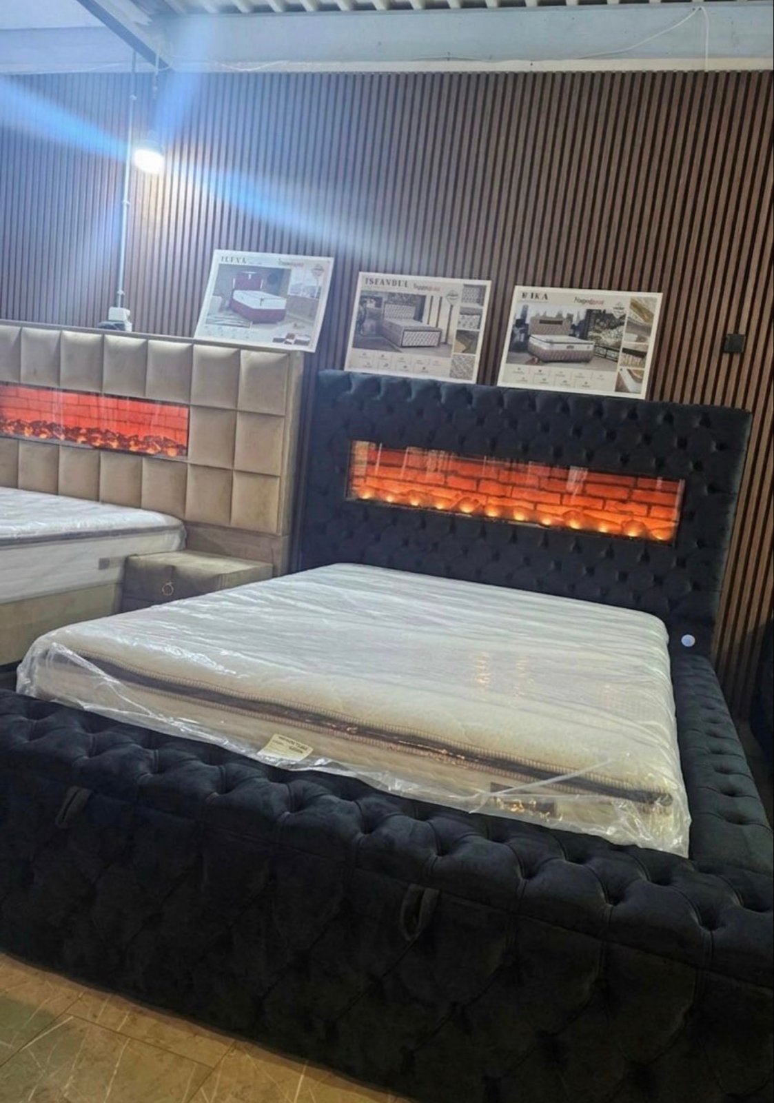 Luxe bed 160x200 met opbergruimte en sfeerhaard, Ophalen, Zwart, Tweepersoons, Zo goed als nieuw