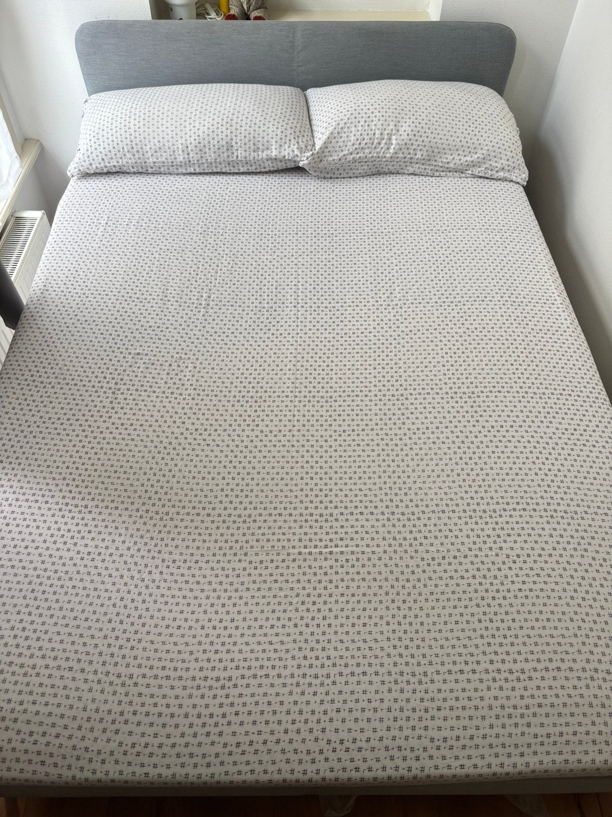 IKEA SLATTUM bed 140x200 + ÅKREHAMN matras - perfecte staat, Ophalen, Zo goed als nieuw, Tweepersoons, 140 cm