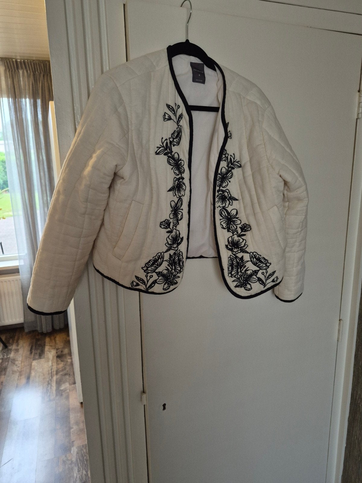 Primark gewatteerd jasje met bloemenborduursel, Primark, Wit, Ophalen of Verzenden, Zo goed als nieuw
