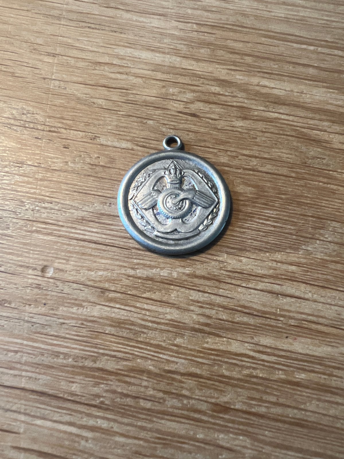 Metalen medaille of hanger van de AAT Aan en afboer Troepen, Verzamelen, Militaria | Algemeen, Ophalen of Verzenden, Landmacht