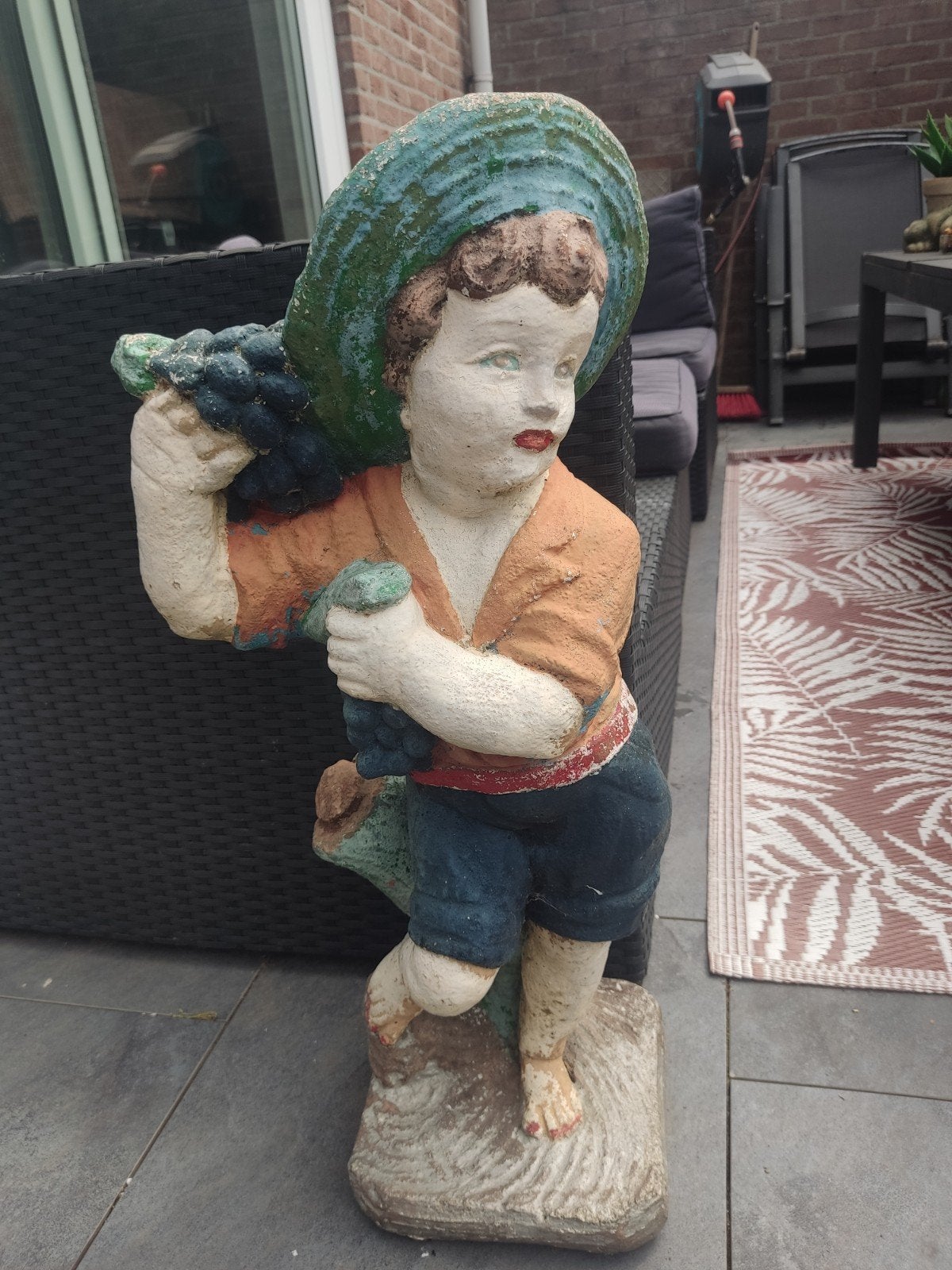 Vintage tuinbeeld jongen met druiven - 72 cm hoog, Ophalen, Vintage, Gebruikt, Meerkleurig