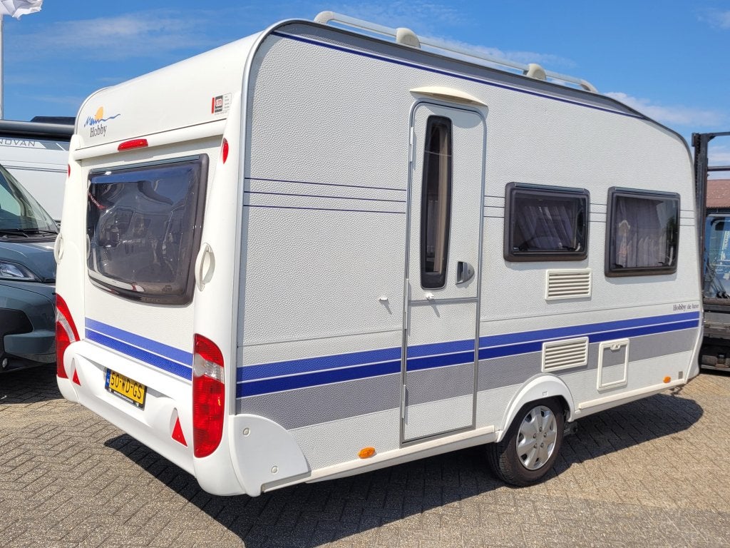 Hobby De luxe Easy 400 KB STAPELBED/VOORTENT/MOVER, Caravans en Kamperen, Standaardzit, Bedrijf, 750 - 1000 kg, Overige typen