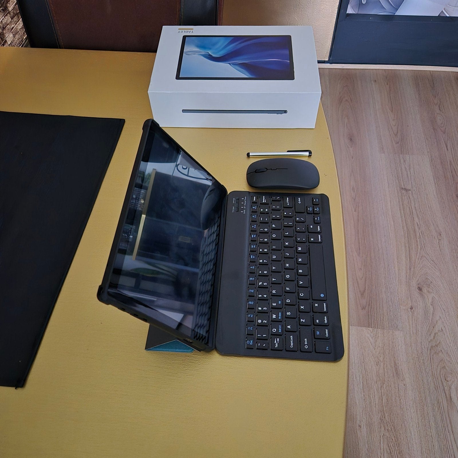 Tablet met toetsenbord, muis en stylus - Zo goed als nieuw, Computers en Software, 10 inch, Usb-aansluiting, Onbekend, Ophalen of Verzenden