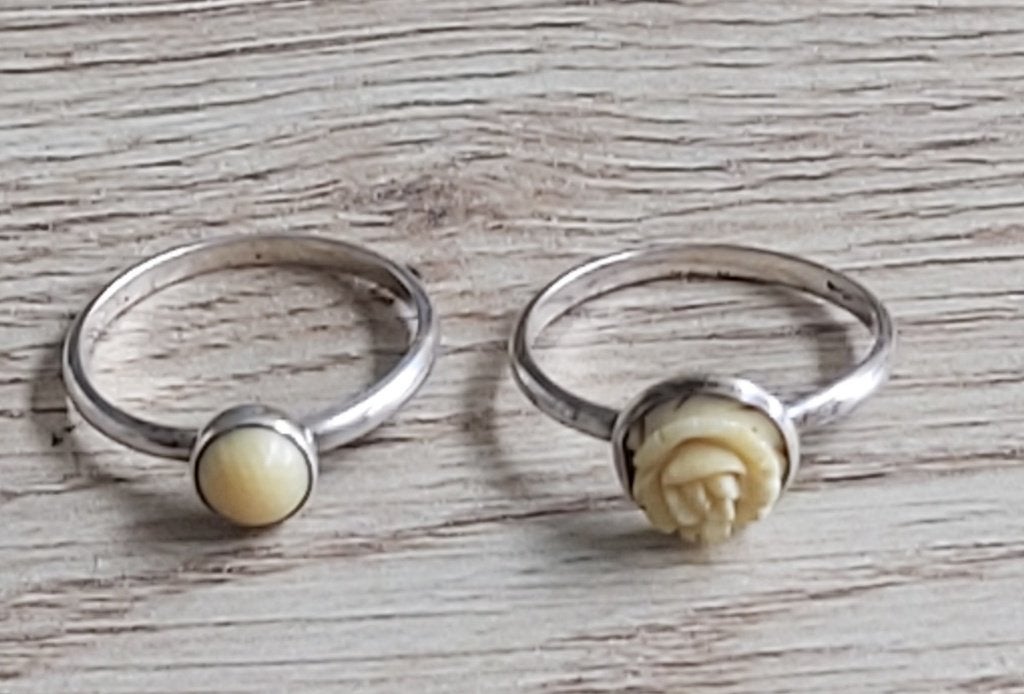 2 Vintage Zilveren Ringetjes Met Been, Gebruikt, Ophalen of Verzenden, 17 tot 18, Dame