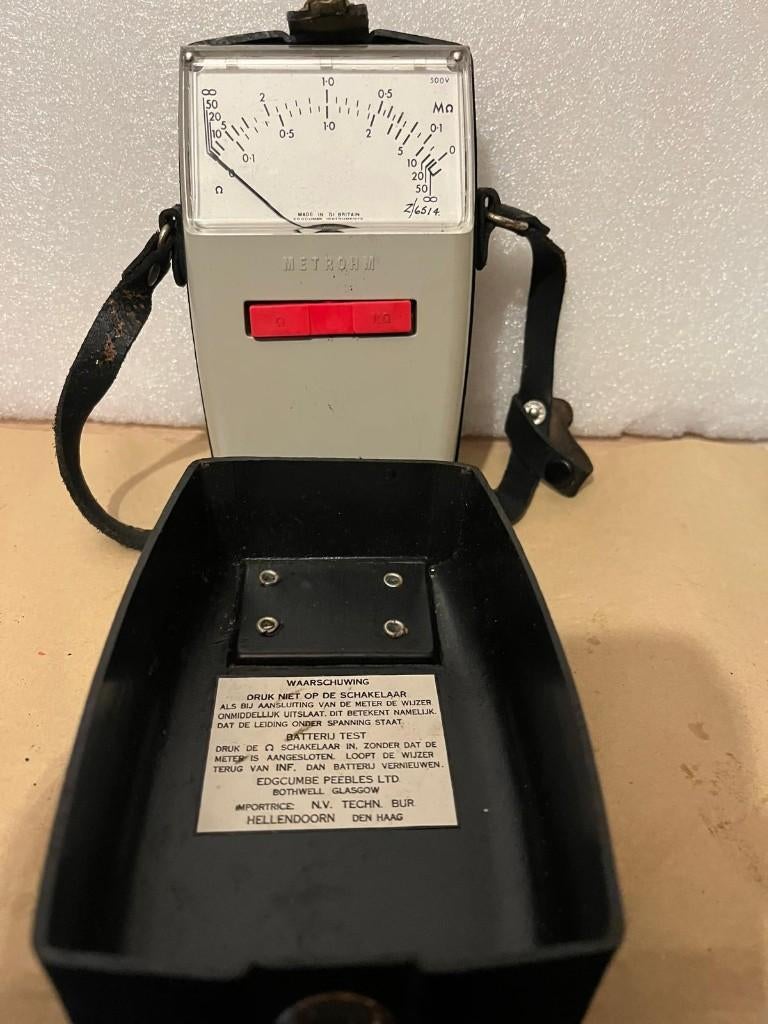 Edgcumbe Peebles "Metrohm" isolatieweerstandsmeter, Ophalen