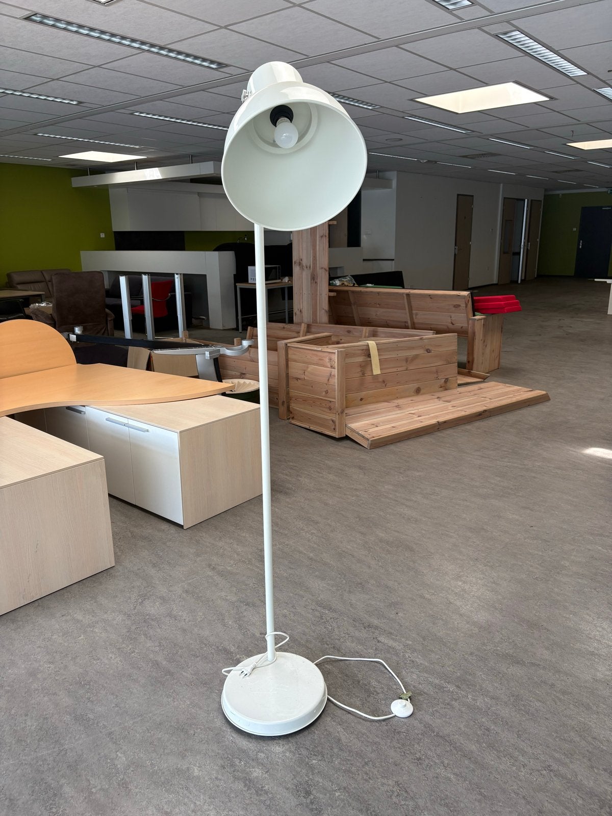 Witte staande lamp met voetschakelaar, Ophalen, Gebruikt, E27 (groot), Metaal