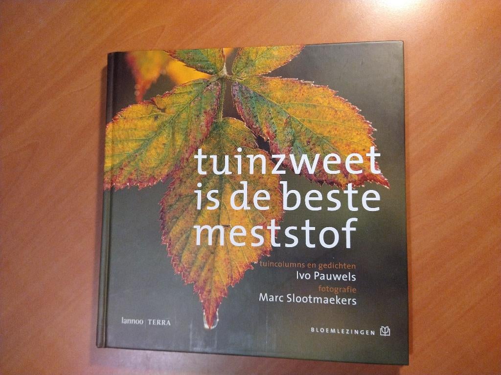 Tuinzweet is de beste meststof. Tuincolumns en gedichten, Ophalen of Verzenden, Zo goed als nieuw, Interieur en Design