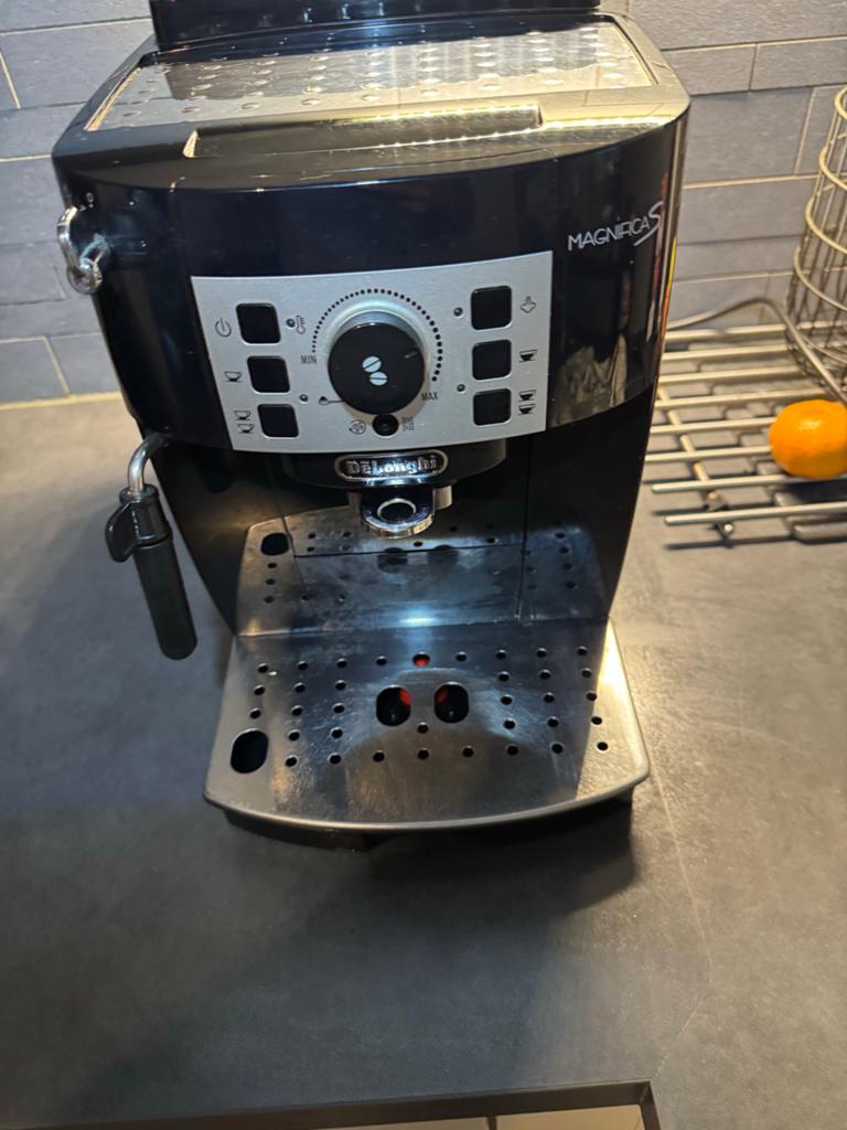 DeLonghi Magnifica S ECAM120.11.B Koffiemachine, Witgoed en Apparatuur, Koffiezetapparaten, Ophalen, Afneembaar waterreservoir